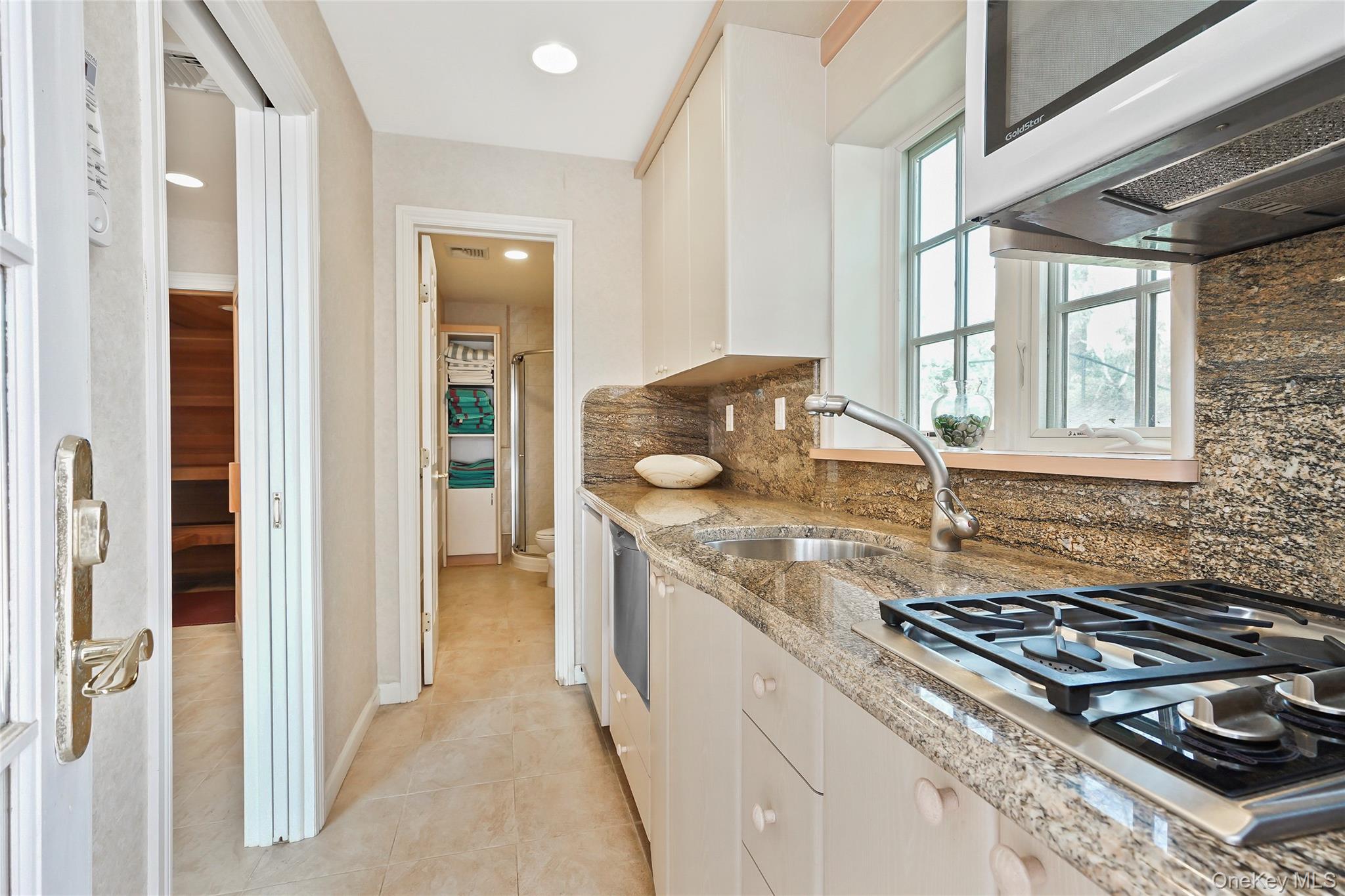 10 Hill Road, Sands Point, NY 11050