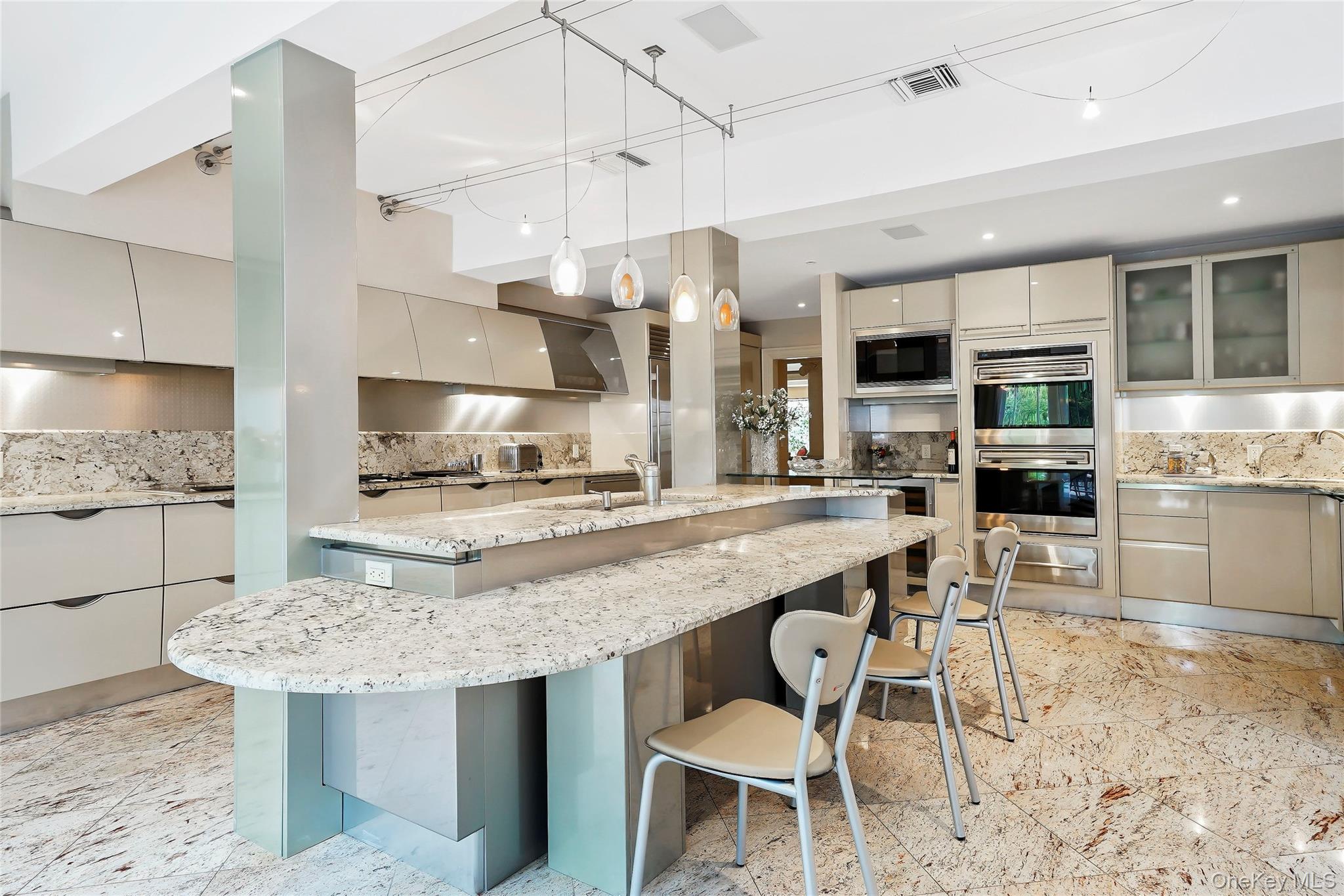 10 Hill Road, Sands Point, NY 11050