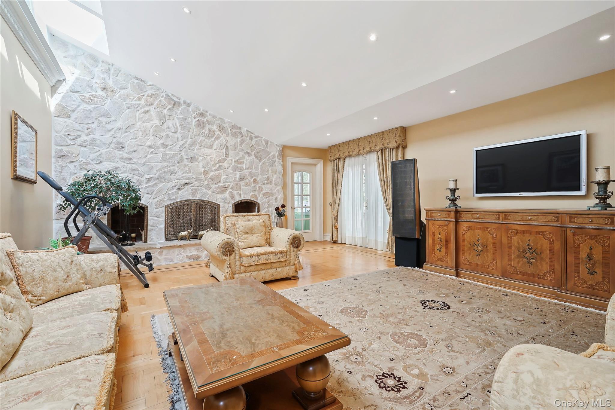 10 Hill Road, Sands Point, NY 11050