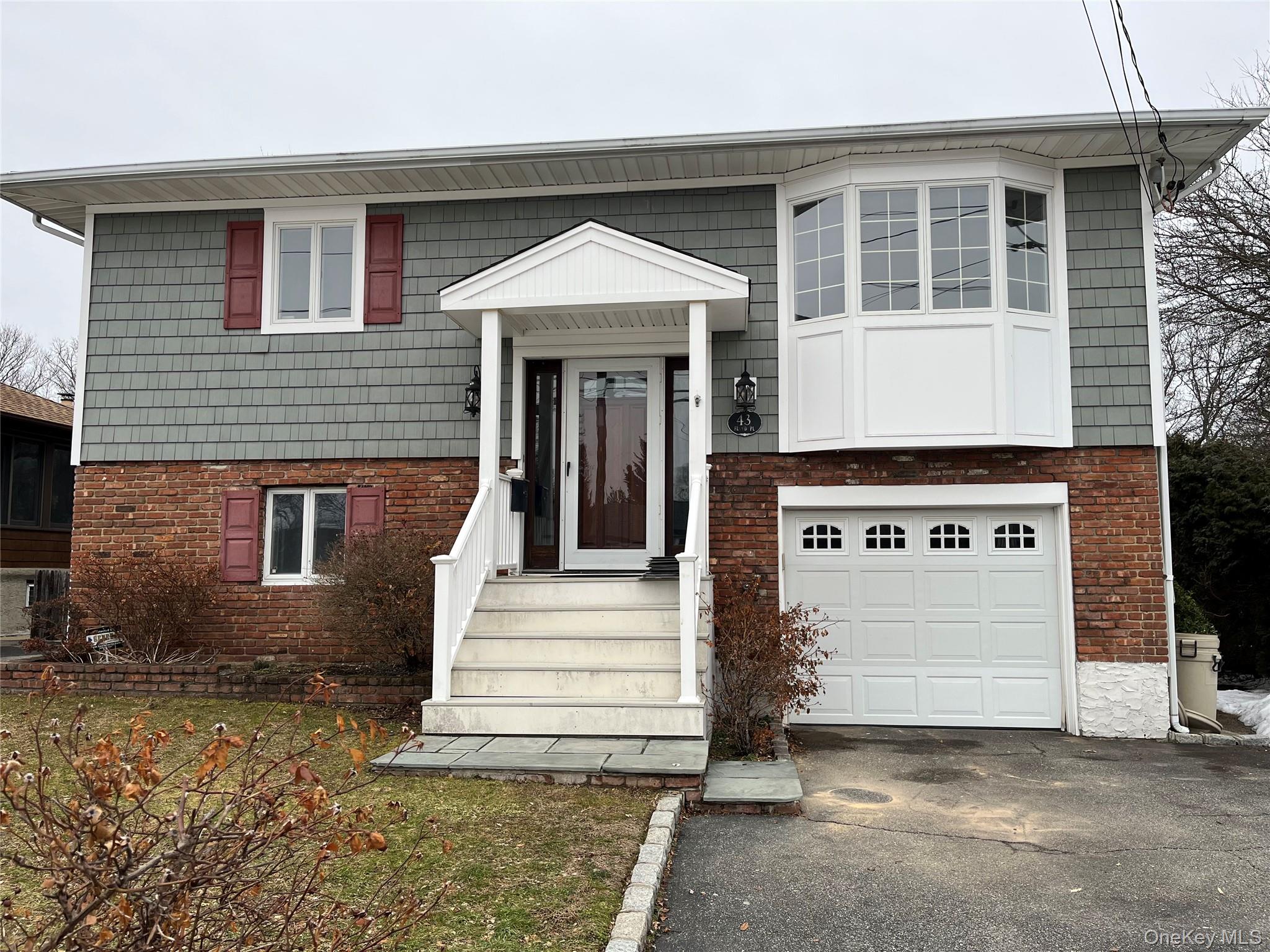 43 Floyd Place, East Norwich, NY 11732