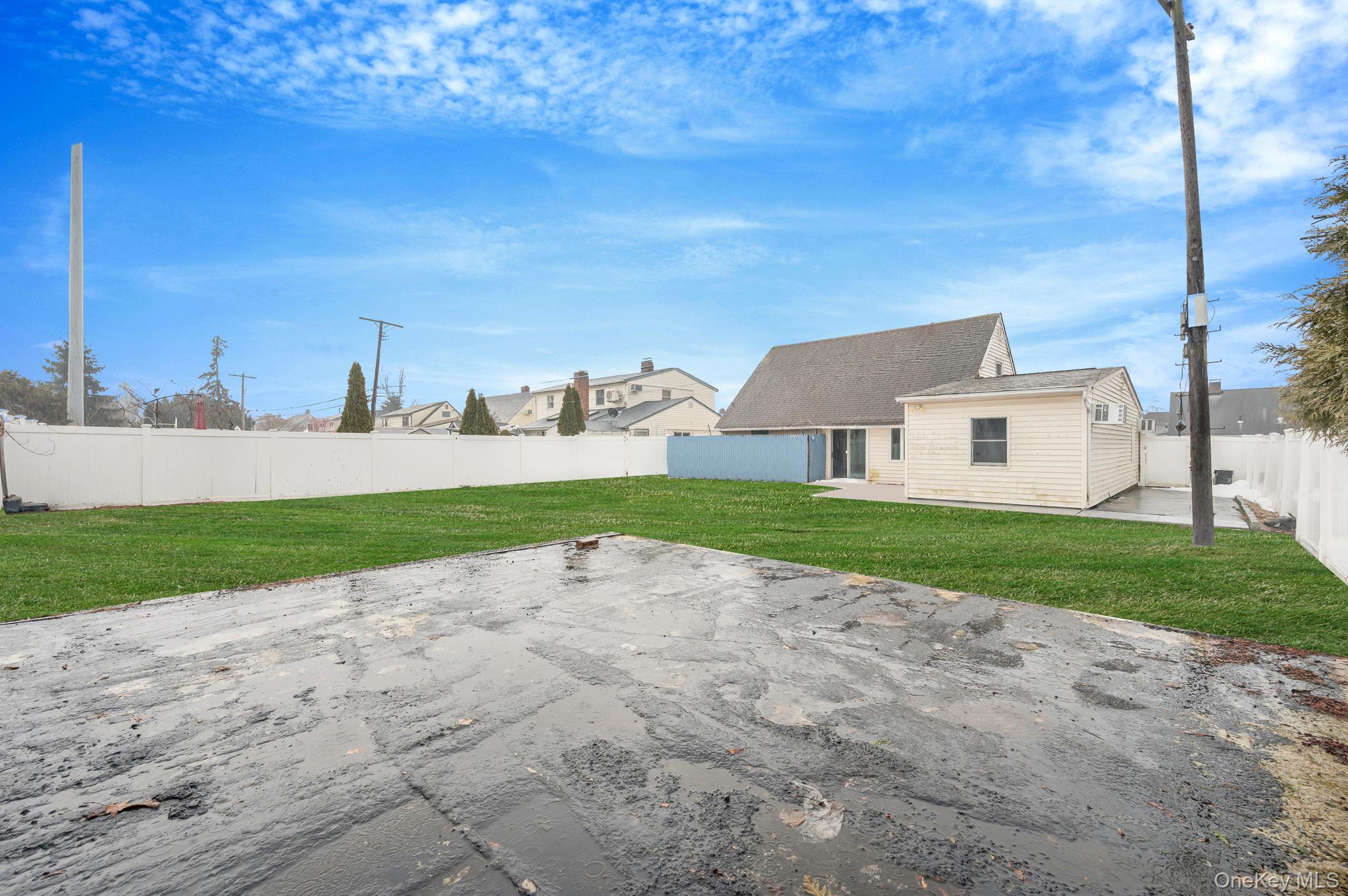 27 Mallard Road, Levittown, NY 11756