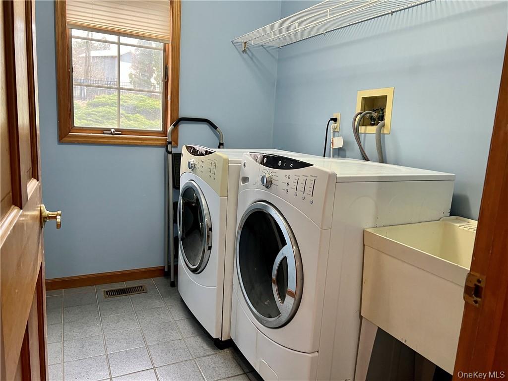 10 Carrington Court, Poughkeepsie, NY 12603