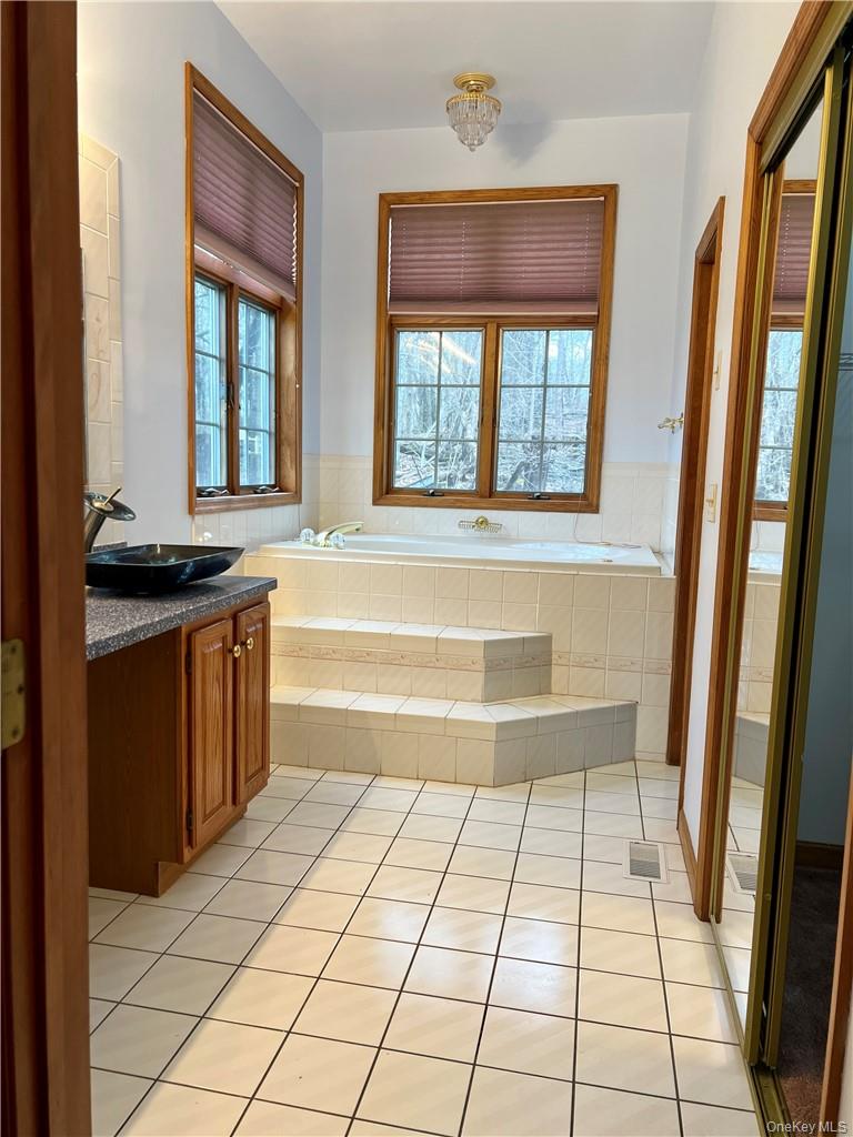 10 Carrington Court, Poughkeepsie, NY 12603