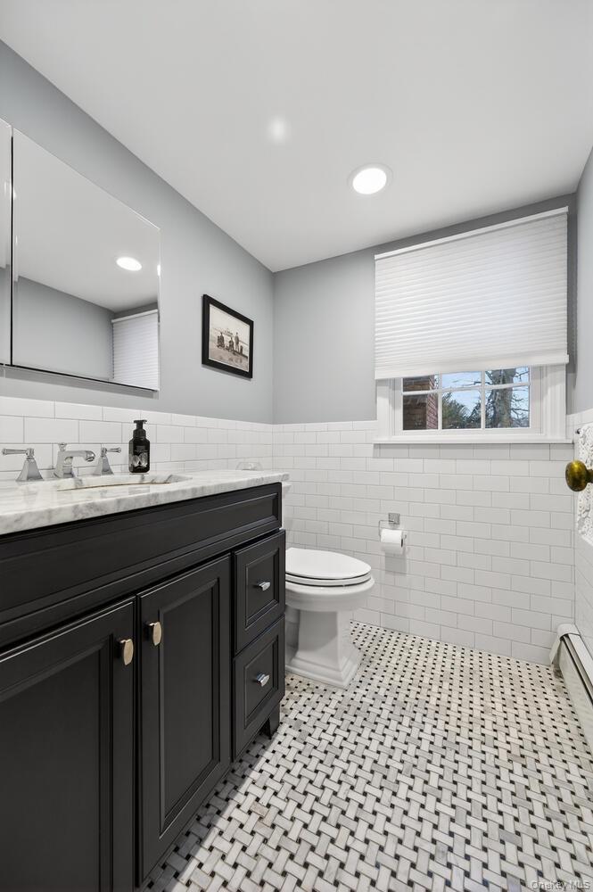 4 Colonial Court, Bay Shore, NY 11706