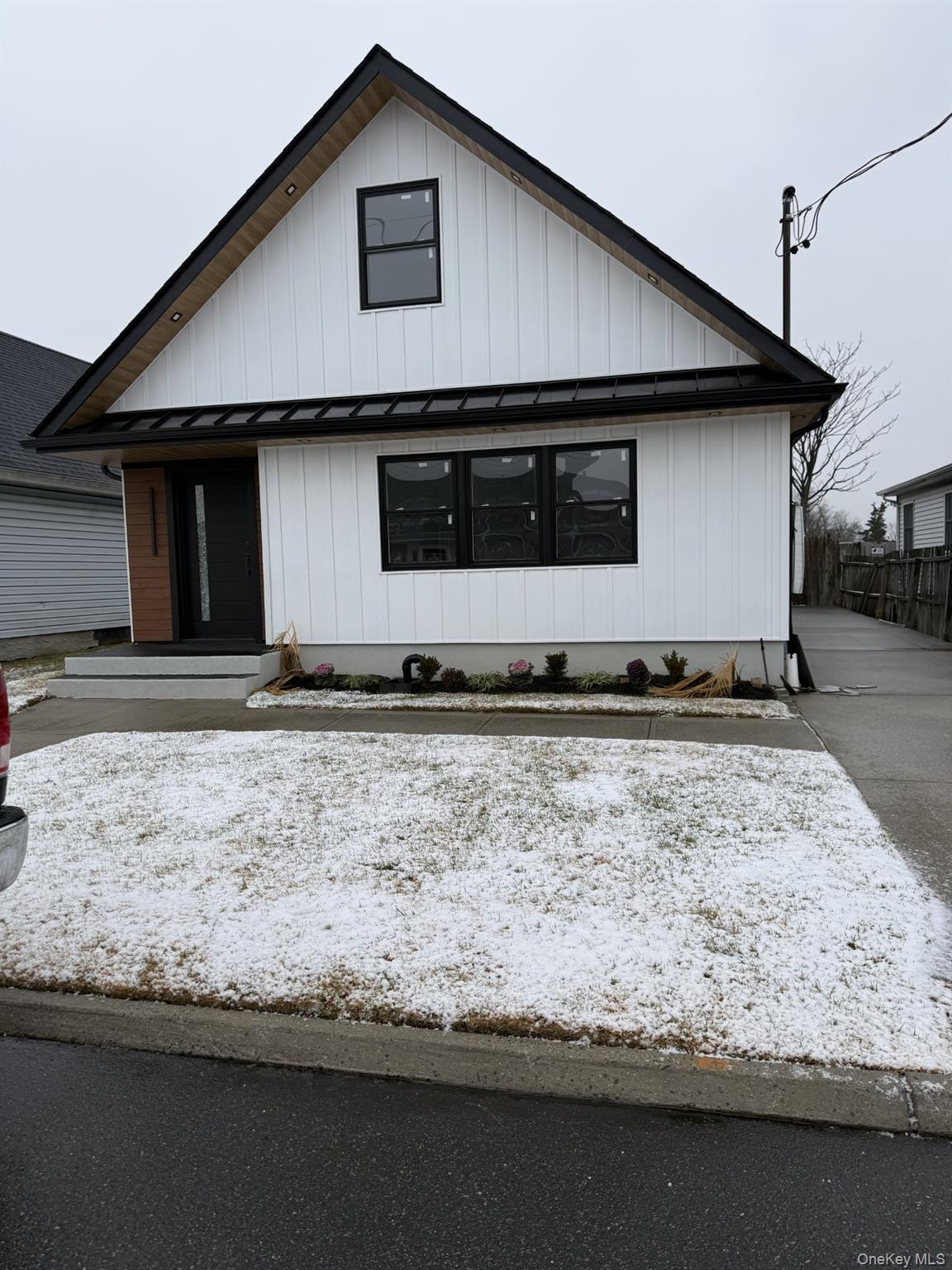 11 Bayview Avenue, Lawrence, NY 11559