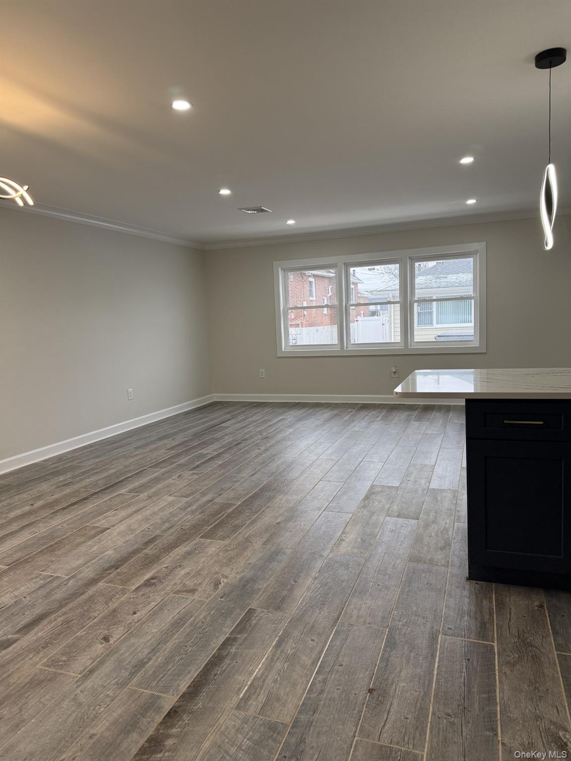 11 Bayview Avenue, Lawrence, NY 11559