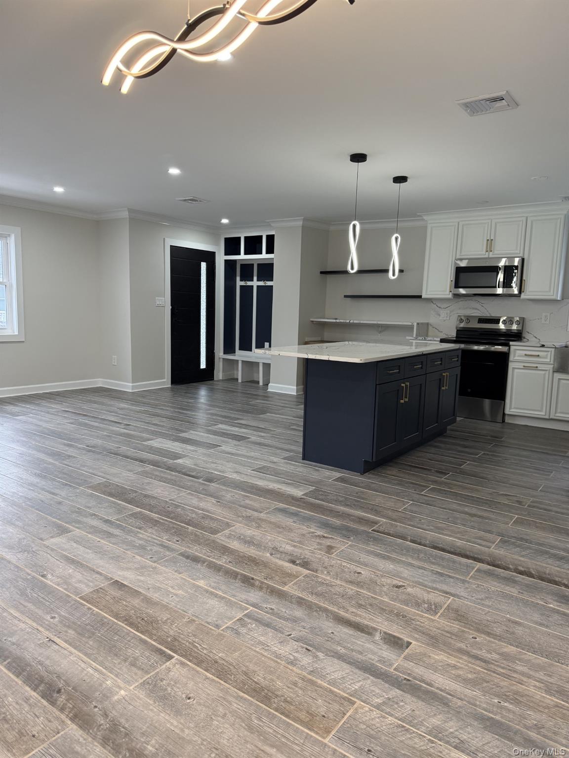 11 Bayview Avenue, Lawrence, NY 11559