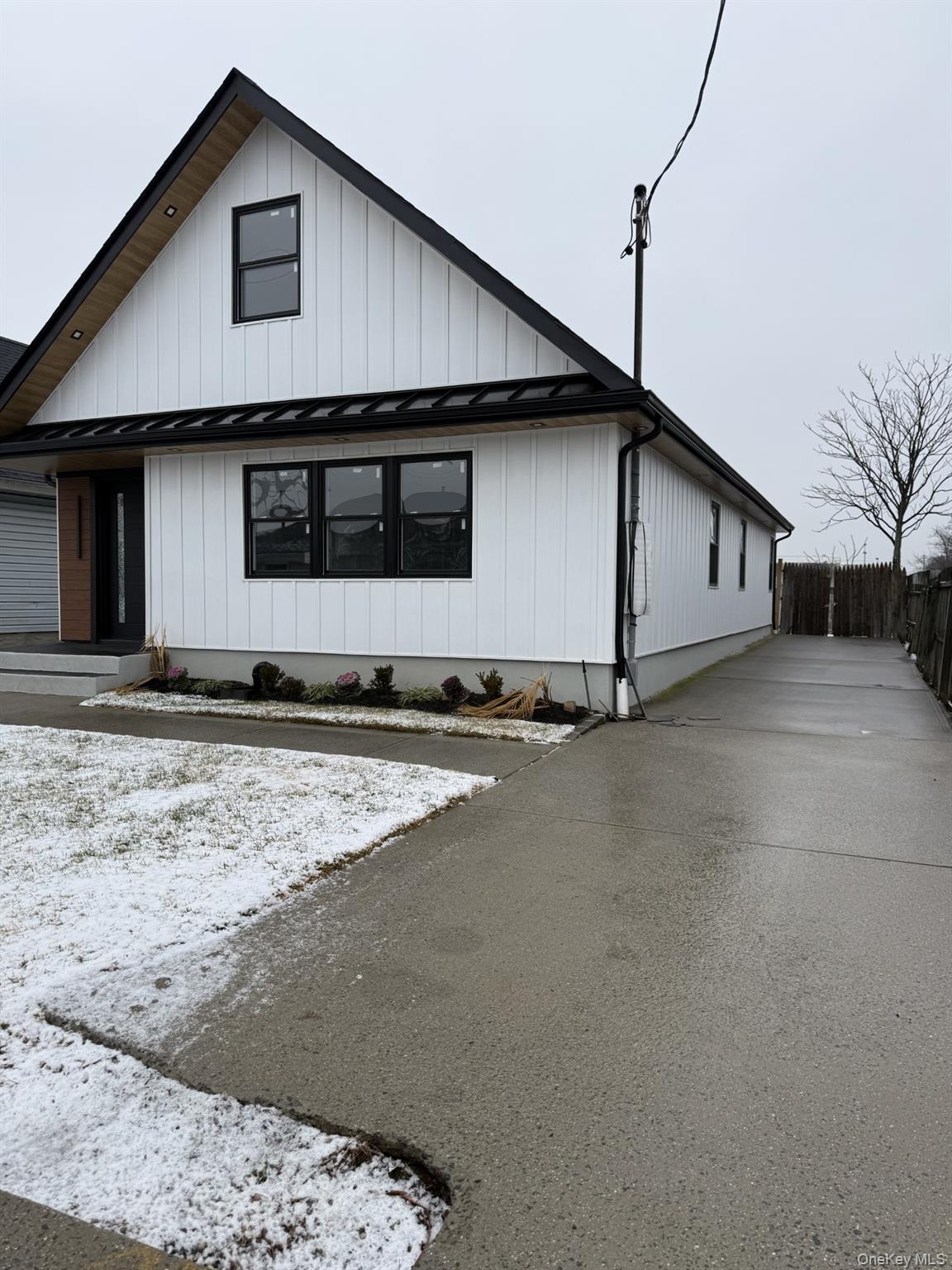 11 Bayview Avenue, Lawrence, NY 11559