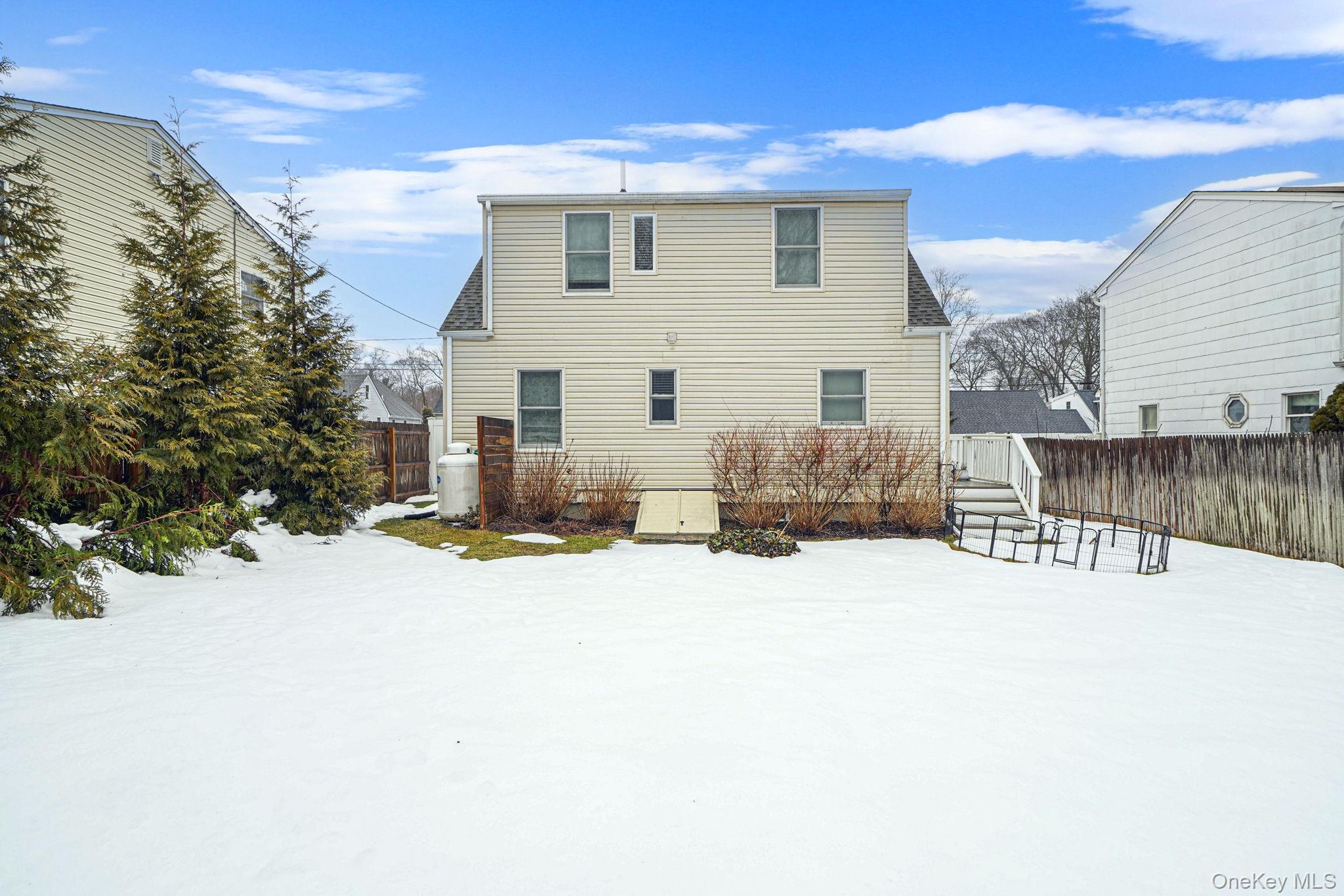 10 Terry Place, Center Moriches, NY 11934