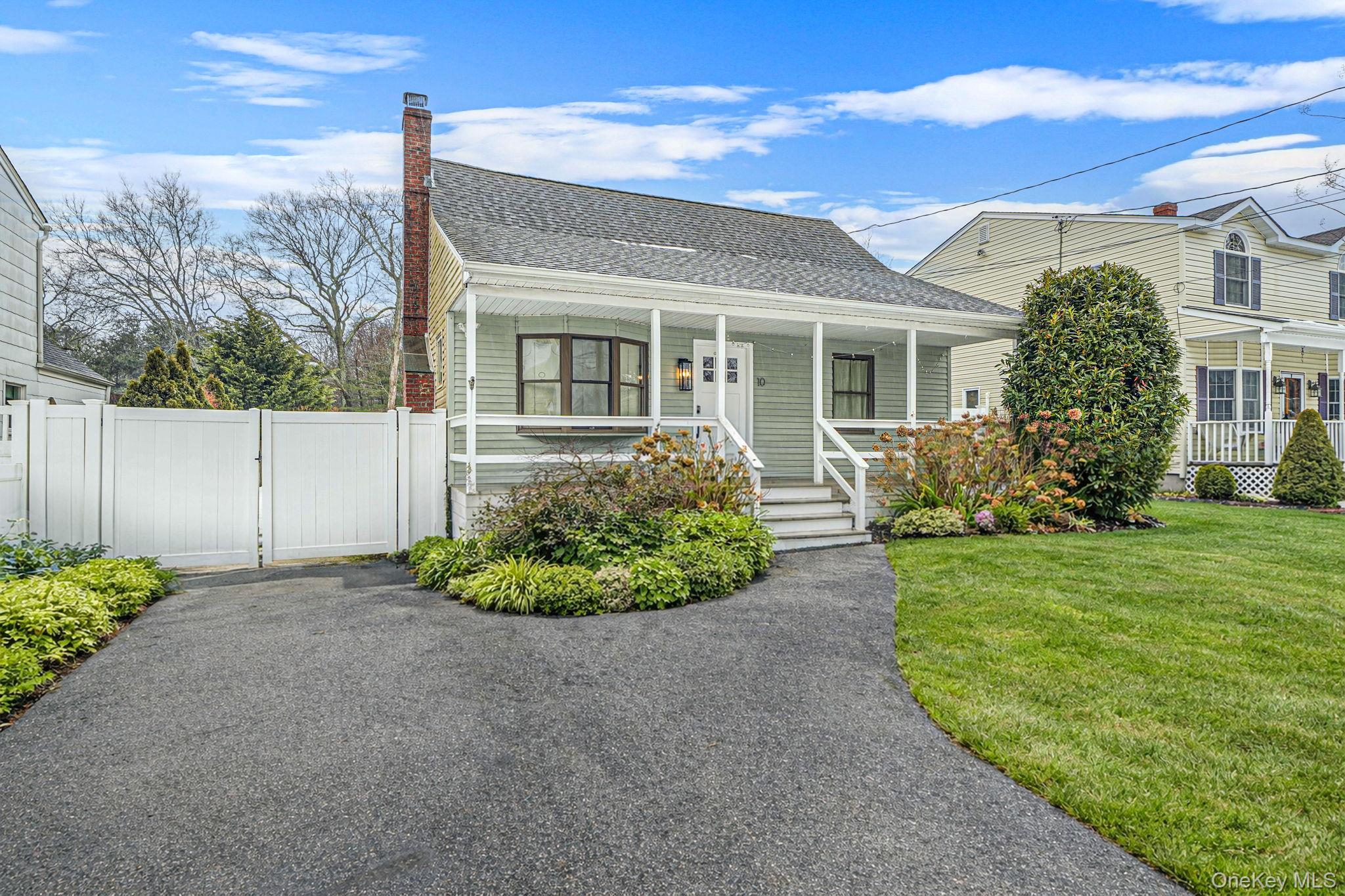 10 Terry Place, Center Moriches, NY 11934