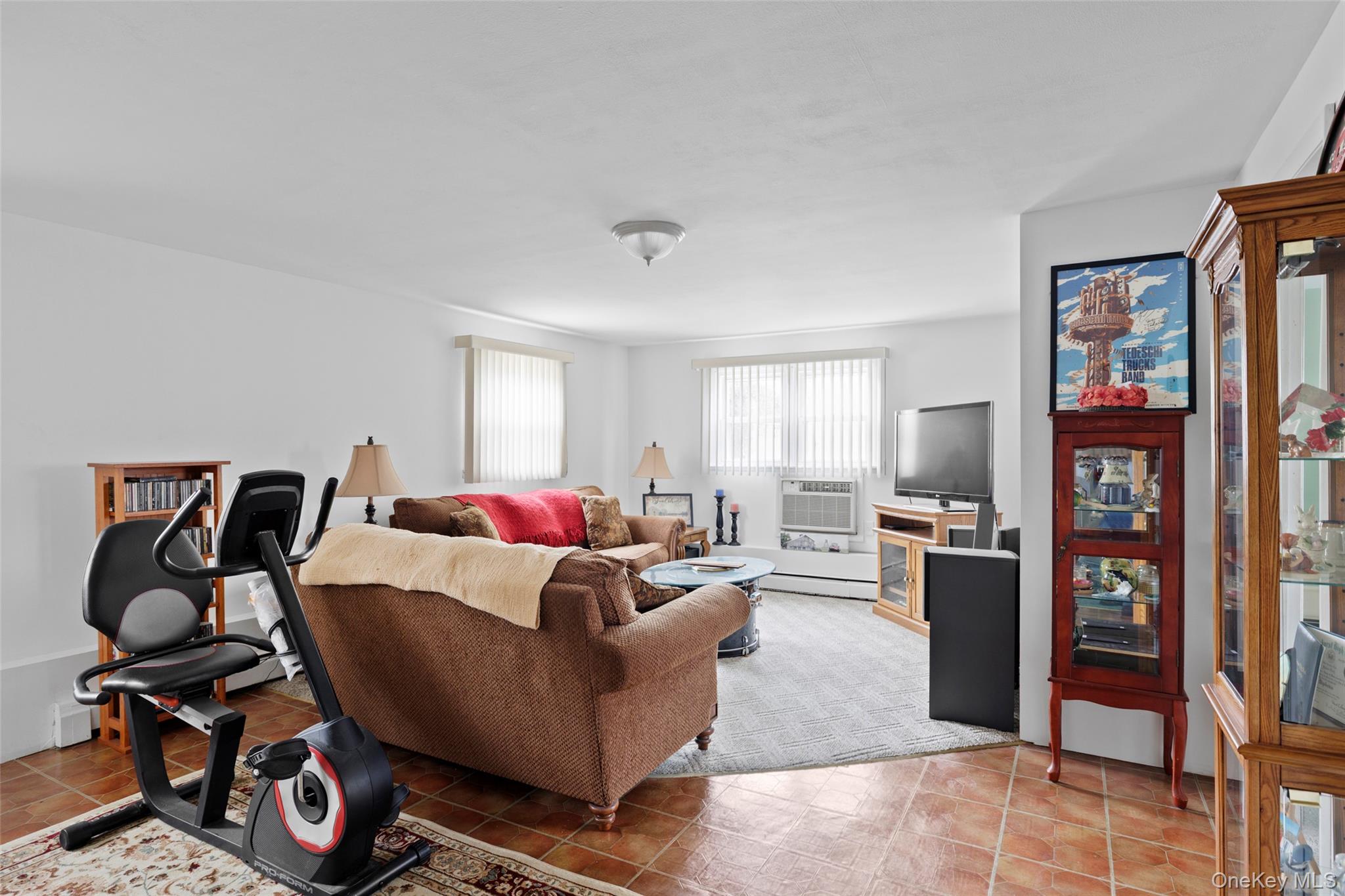 830 N Broome Avenue, Lindenhurst, NY 11757