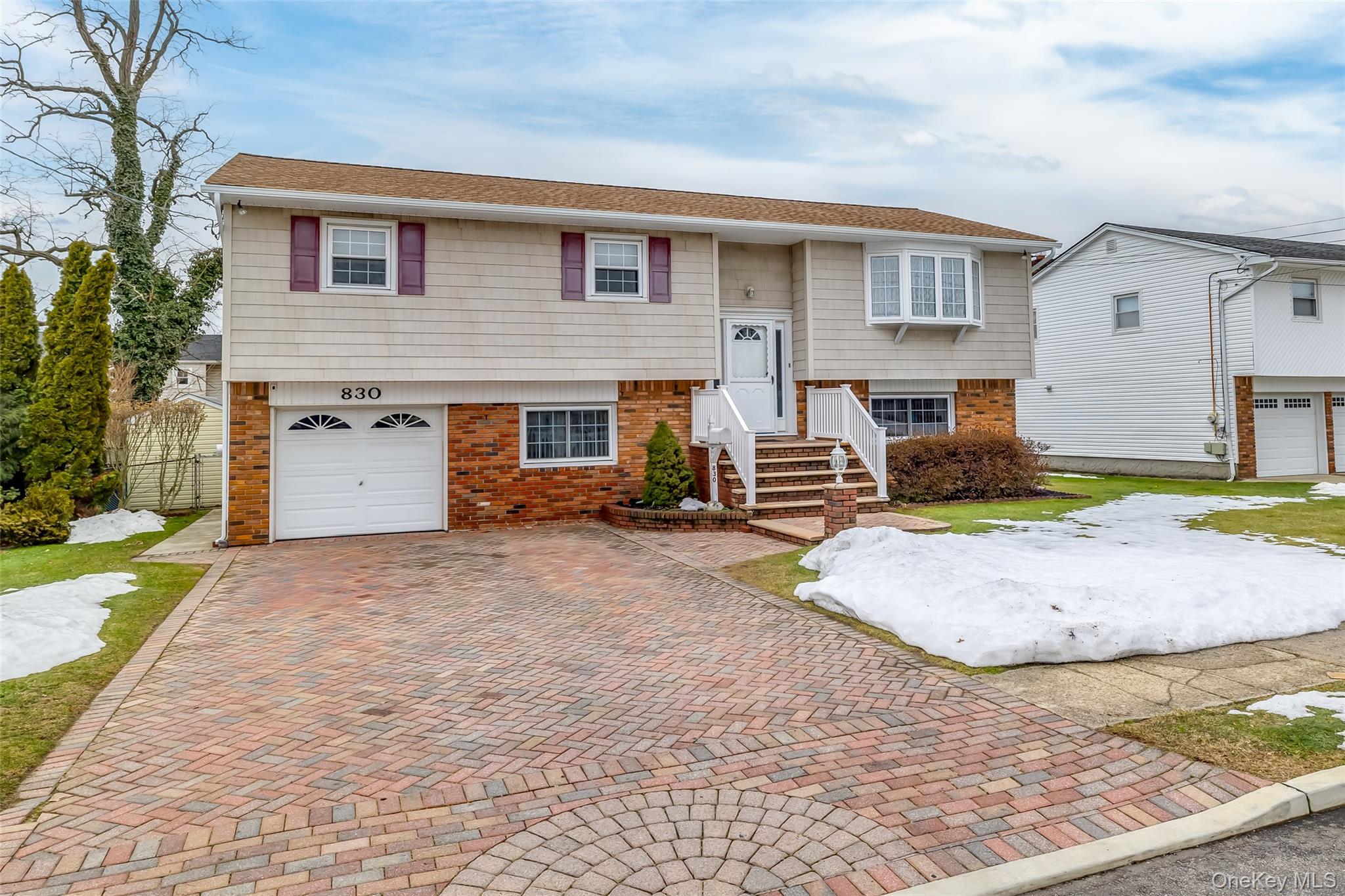 830 N Broome Avenue, Lindenhurst, NY 11757