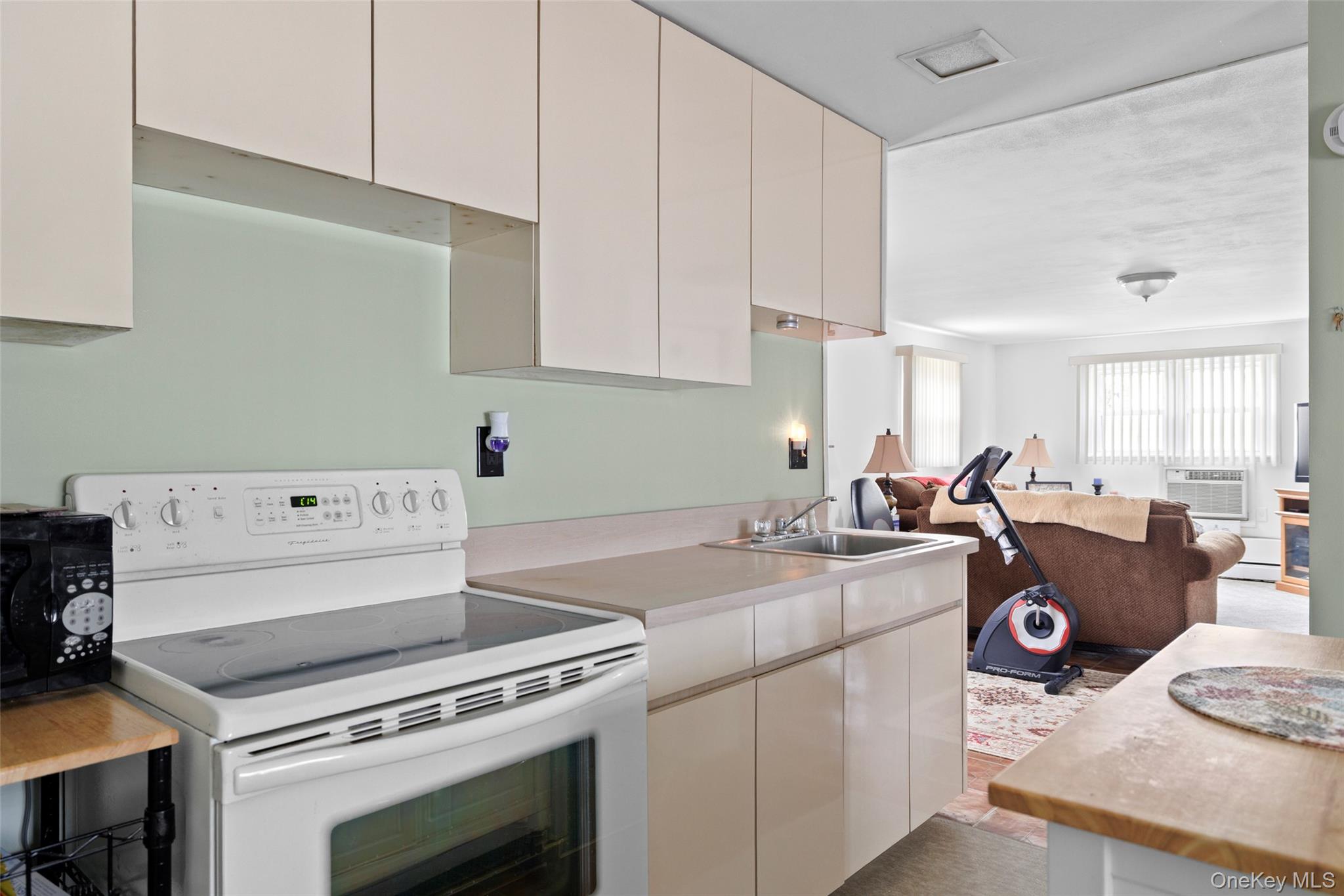 830 N Broome Avenue, Lindenhurst, NY 11757