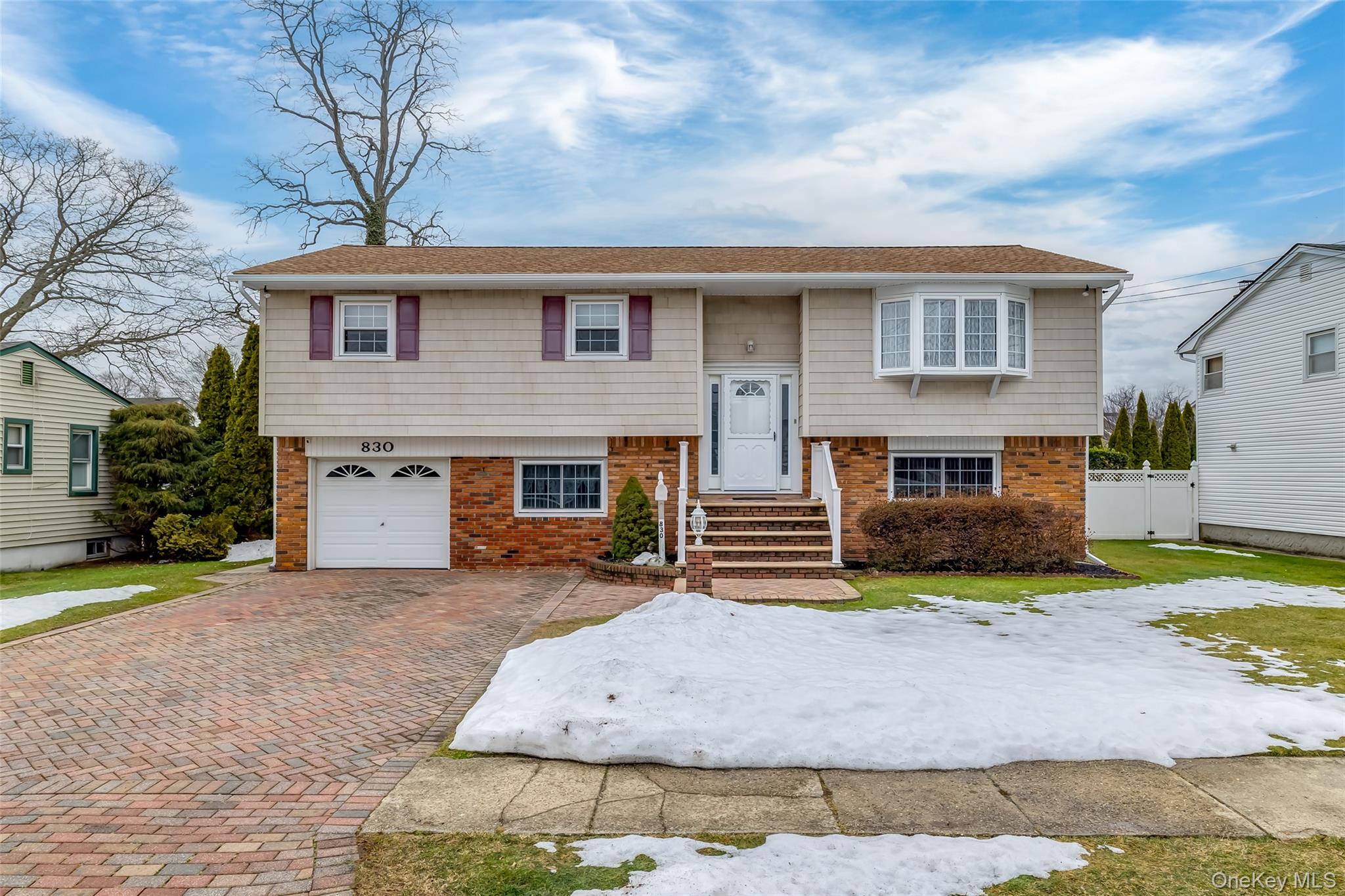 830 N Broome Avenue, Lindenhurst, NY 11757