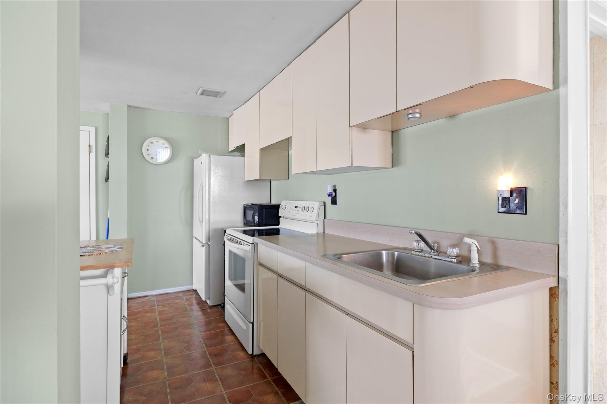 830 N Broome Avenue, Lindenhurst, NY 11757