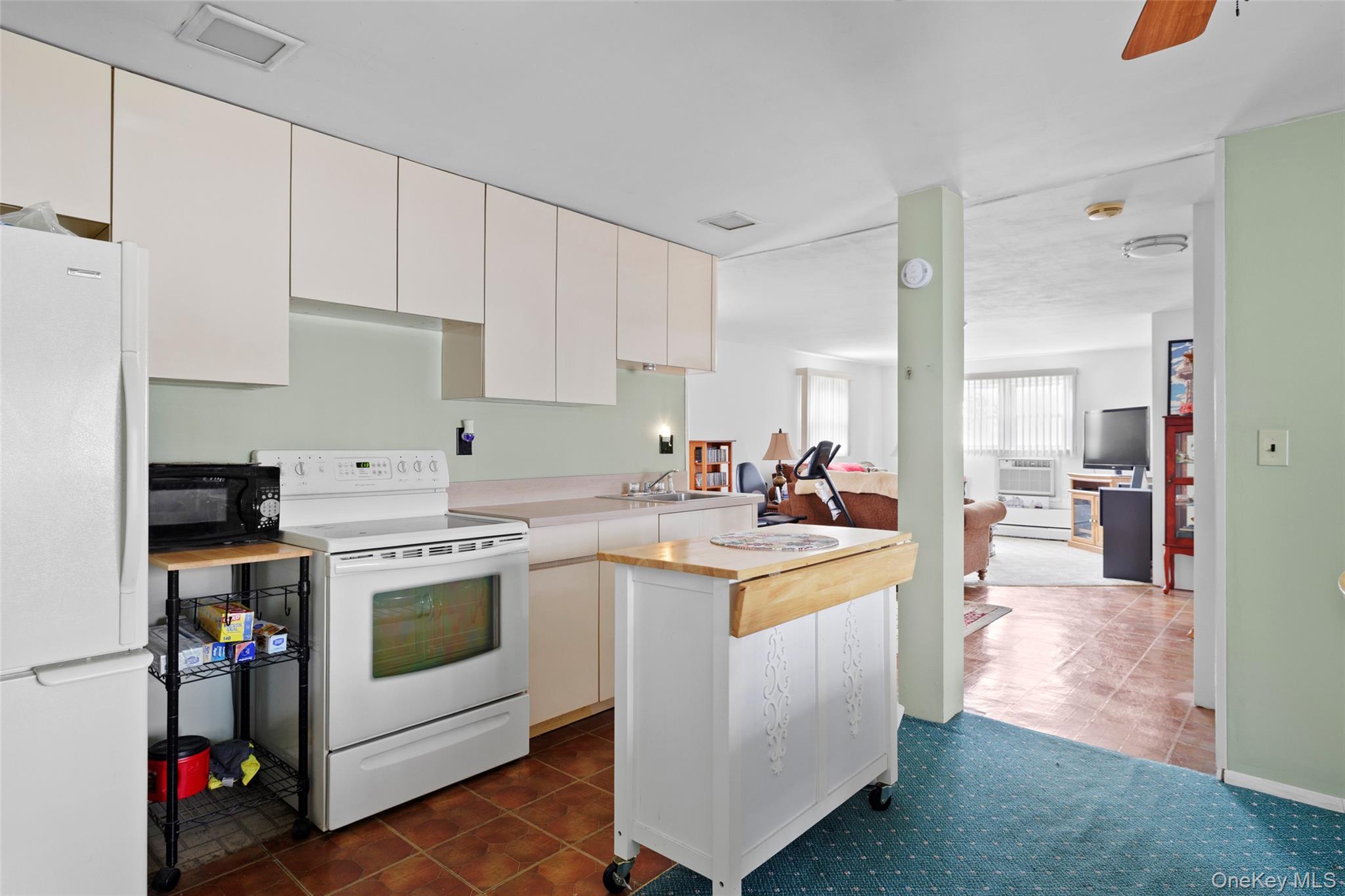 830 N Broome Avenue, Lindenhurst, NY 11757