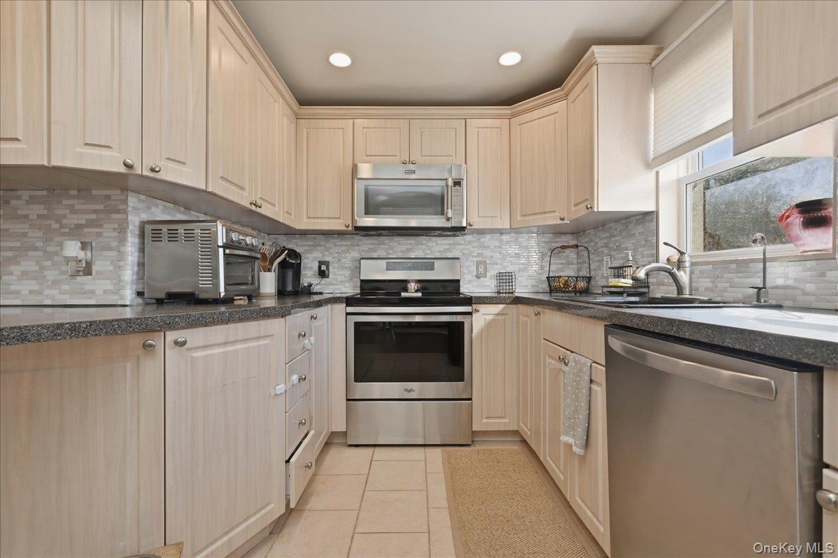 17 Hawthorne Street, Massapequa, NY 11758