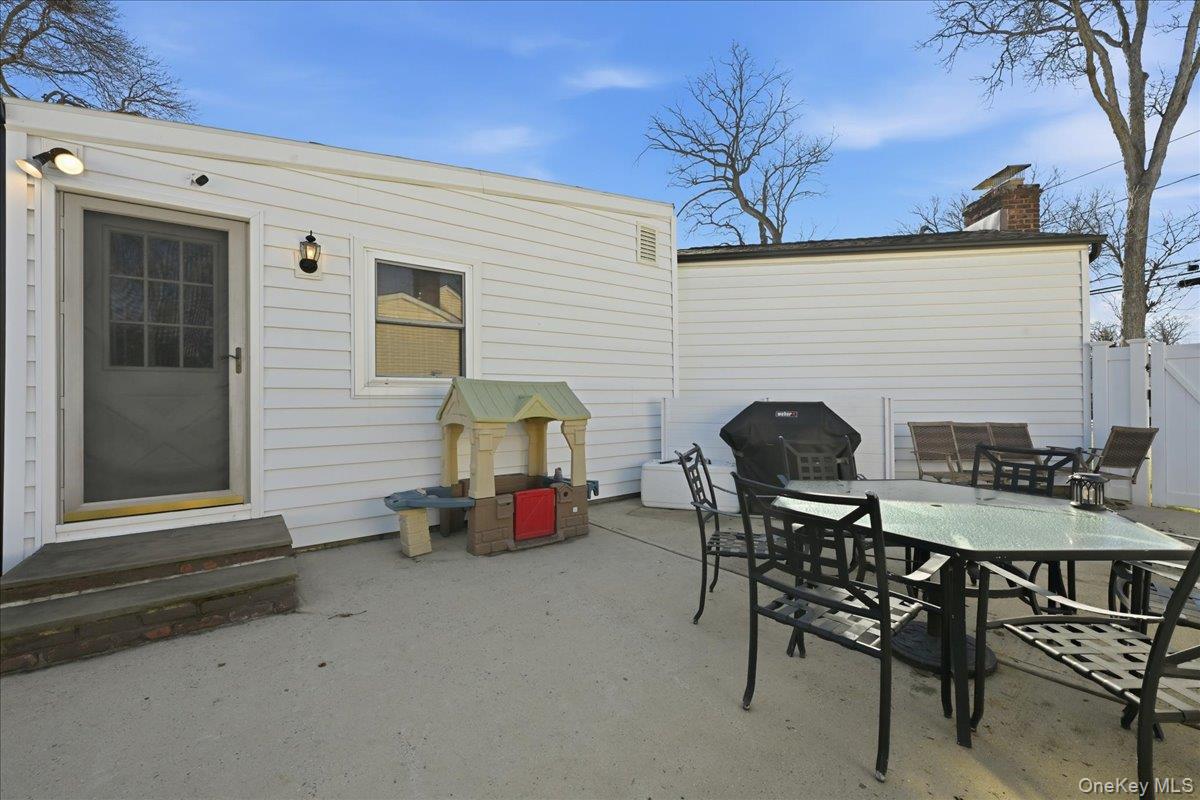 17 Hawthorne Street, Massapequa, NY 11758