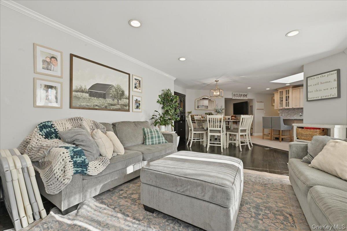 17 Hawthorne Street, Massapequa, NY 11758