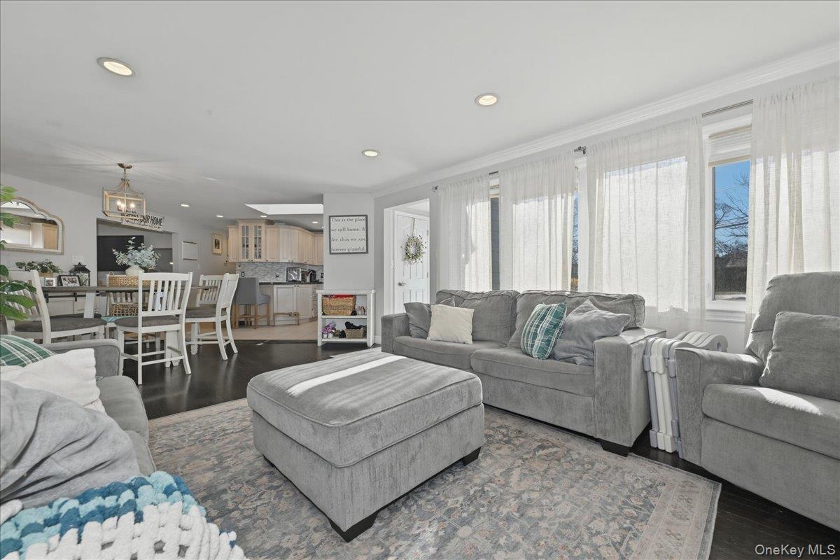 17 Hawthorne Street, Massapequa, NY 11758