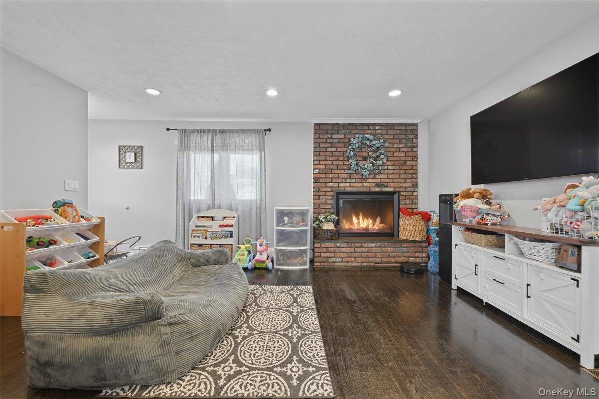 17 Hawthorne Street, Massapequa, NY 11758