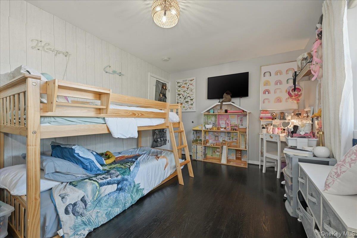 17 Hawthorne Street, Massapequa, NY 11758