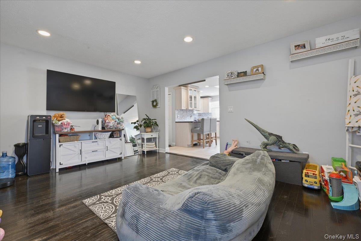 17 Hawthorne Street, Massapequa, NY 11758