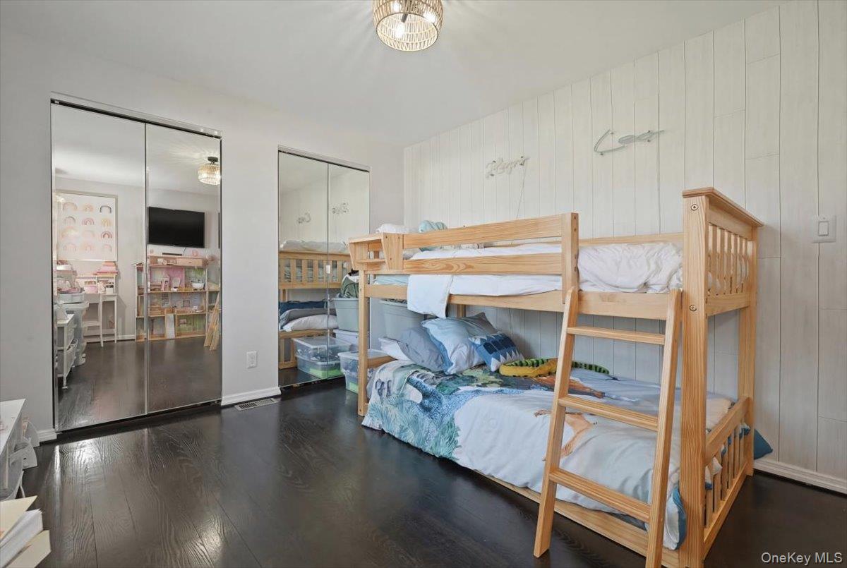 17 Hawthorne Street, Massapequa, NY 11758