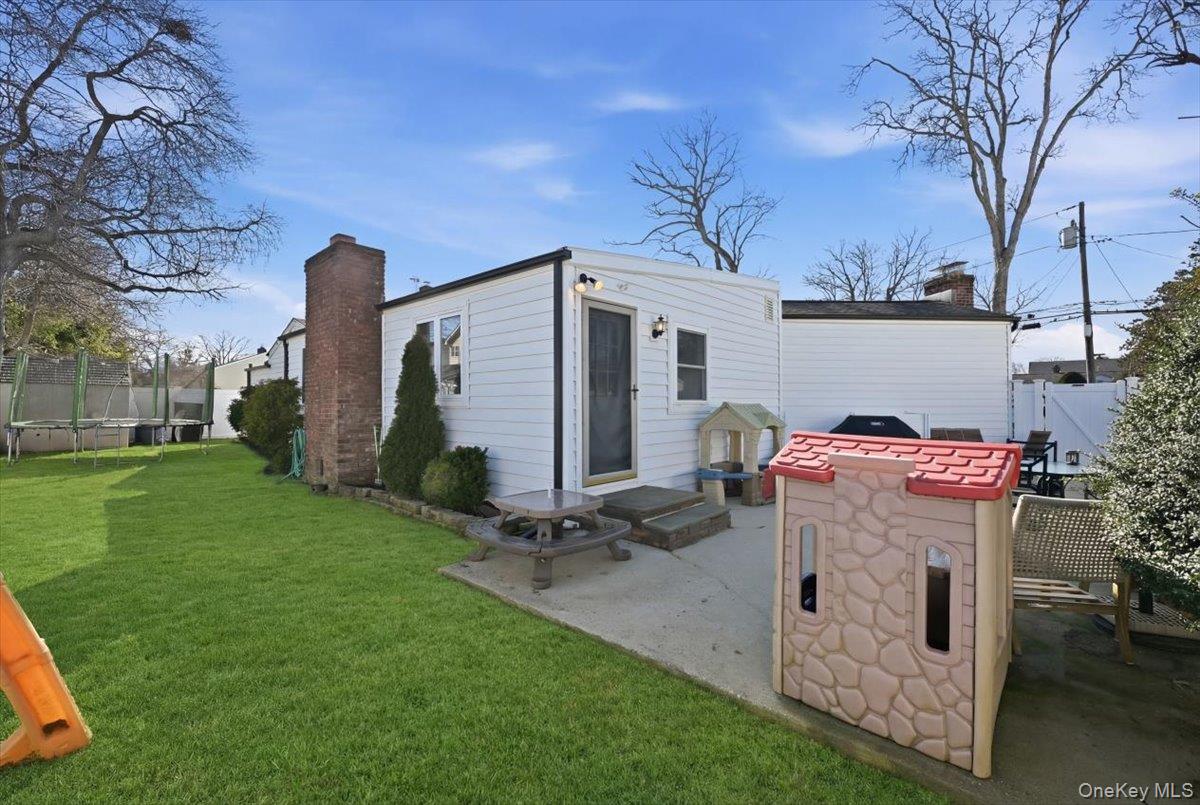 17 Hawthorne Street, Massapequa, NY 11758