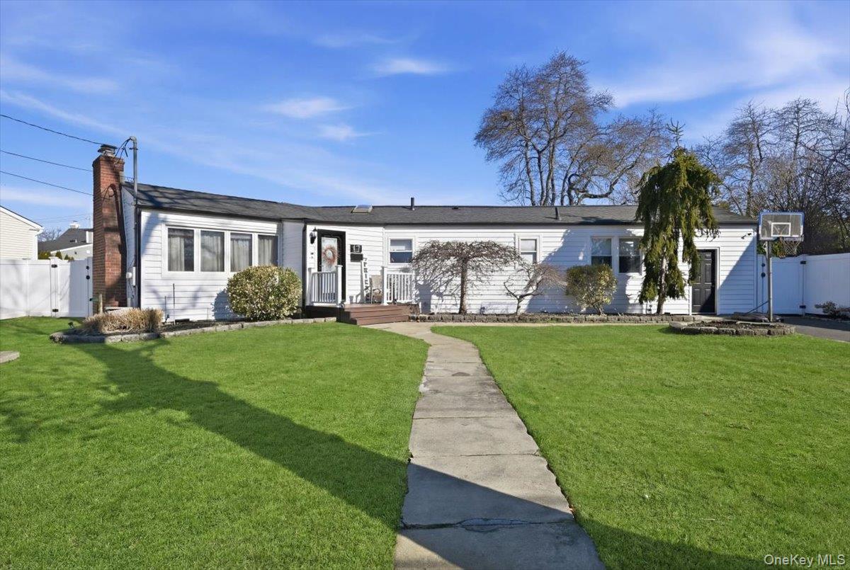 17 Hawthorne Street, Massapequa, NY 11758