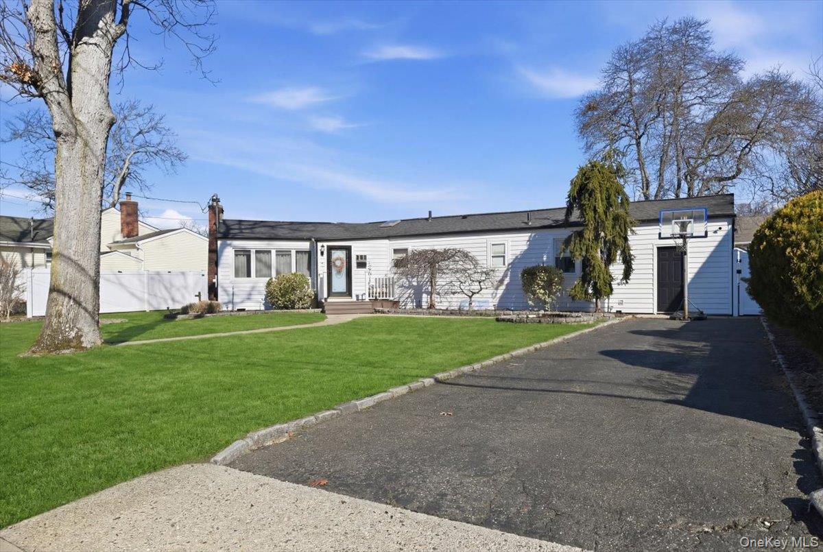 17 Hawthorne Street, Massapequa, NY 11758