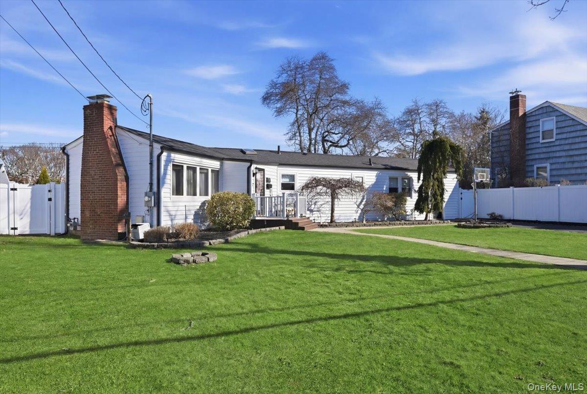 17 Hawthorne Street, Massapequa, NY 11758