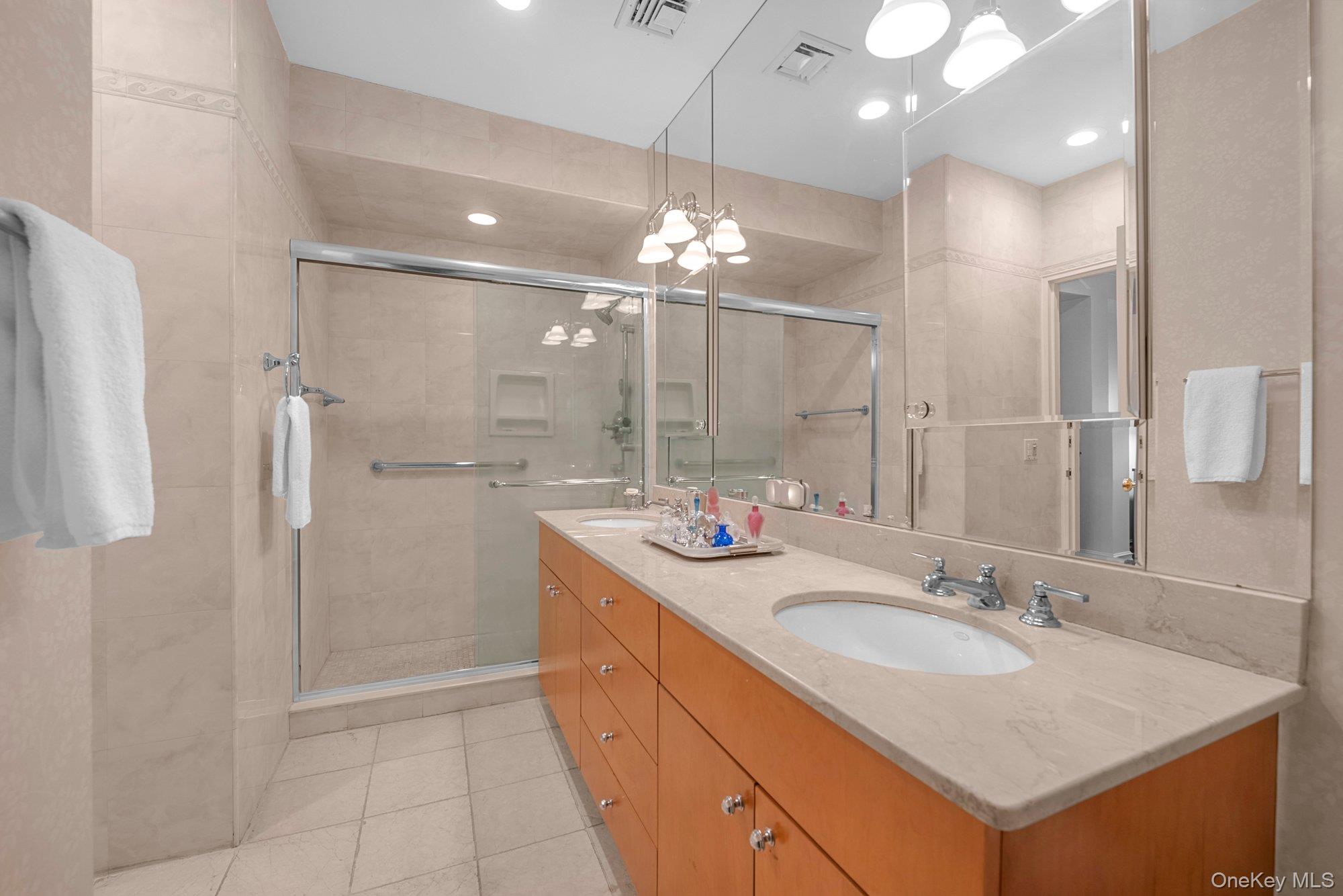 1 Kensington Gate # PH 11, Great Neck, NY 11021