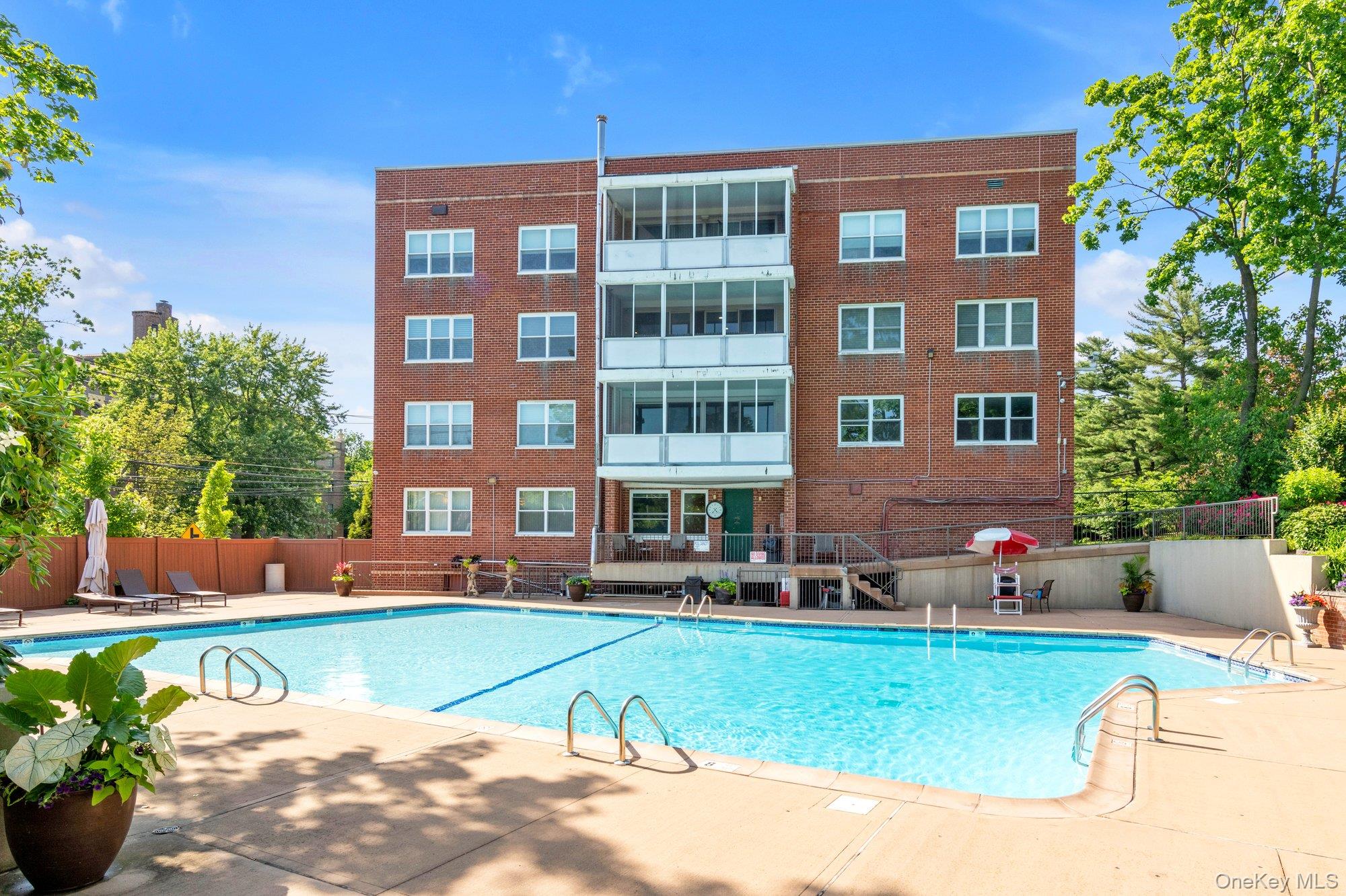 1 Kensington Gate # PH 11, Great Neck, NY 11021