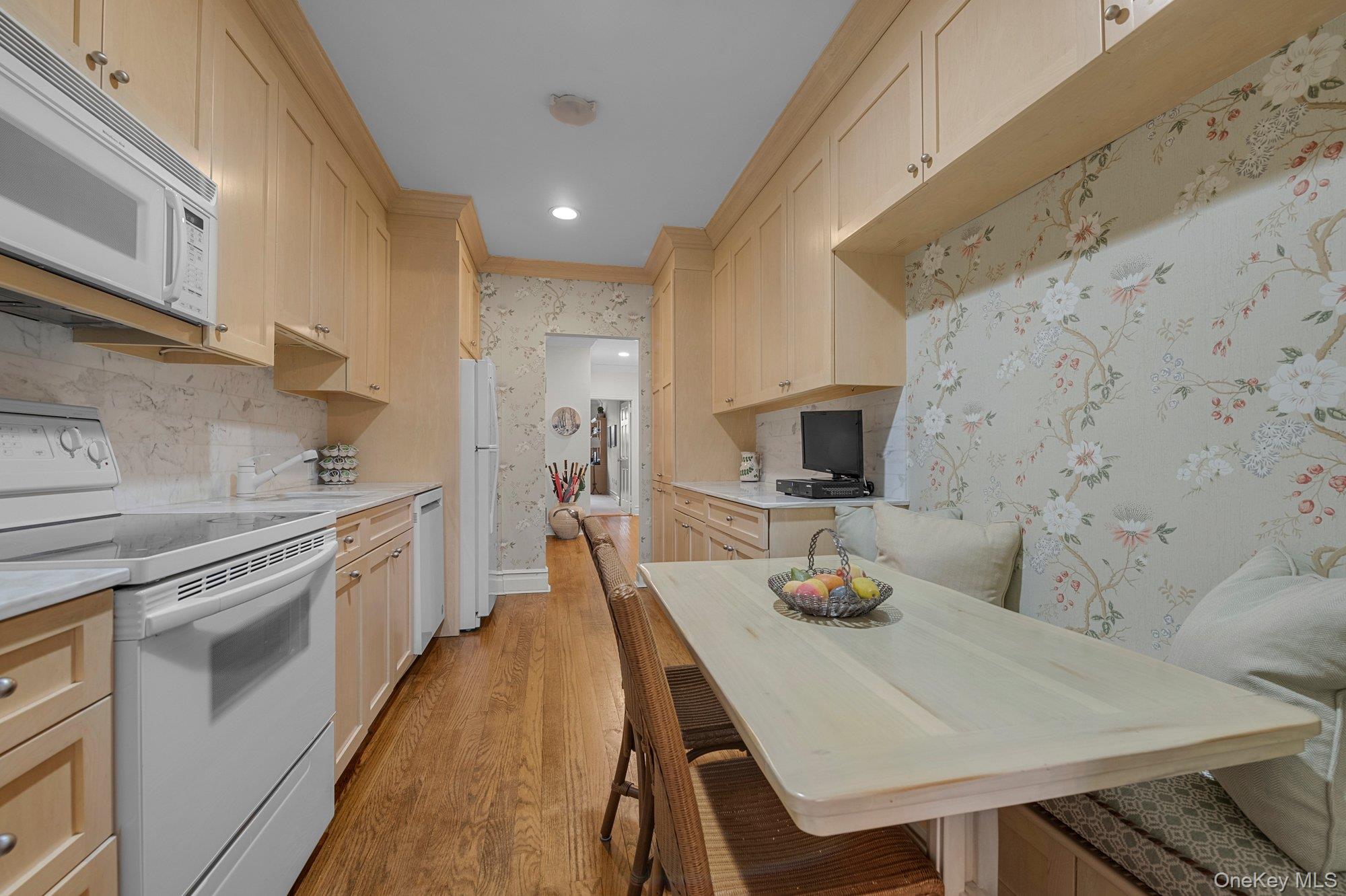 1 Kensington Gate # PH 11, Great Neck, NY 11021