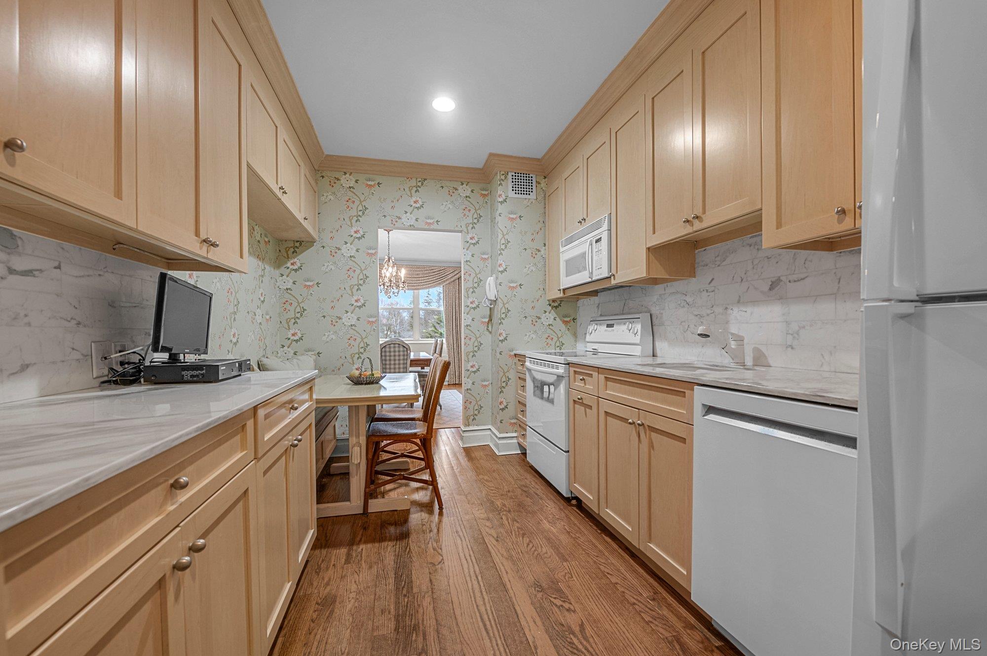 1 Kensington Gate # PH 11, Great Neck, NY 11021