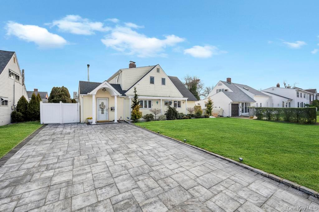 54 Abbot Lane, Hicksville, NY 11801