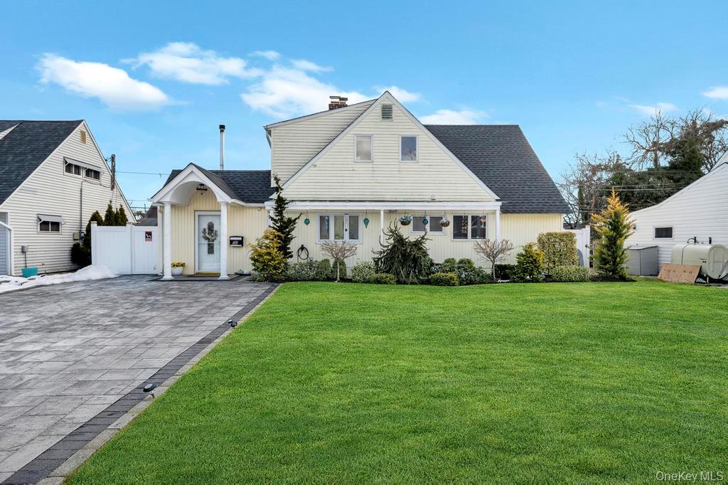 54 Abbot Lane, Hicksville, NY 11801