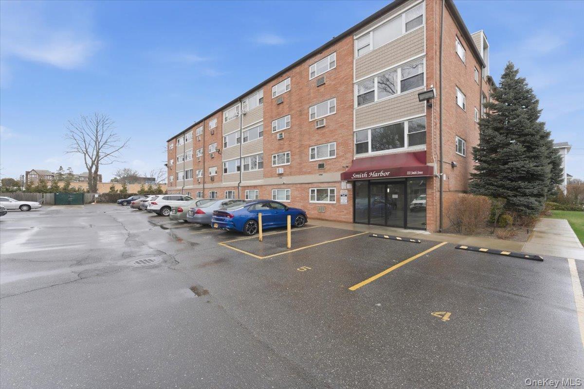 222 Smith Street # 2E, Freeport, NY 11520