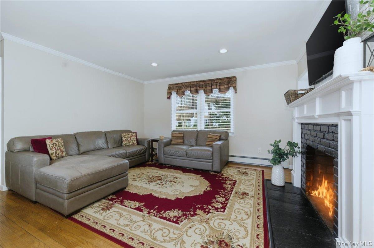 20 Honey Lane, Miller Place, NY 11764