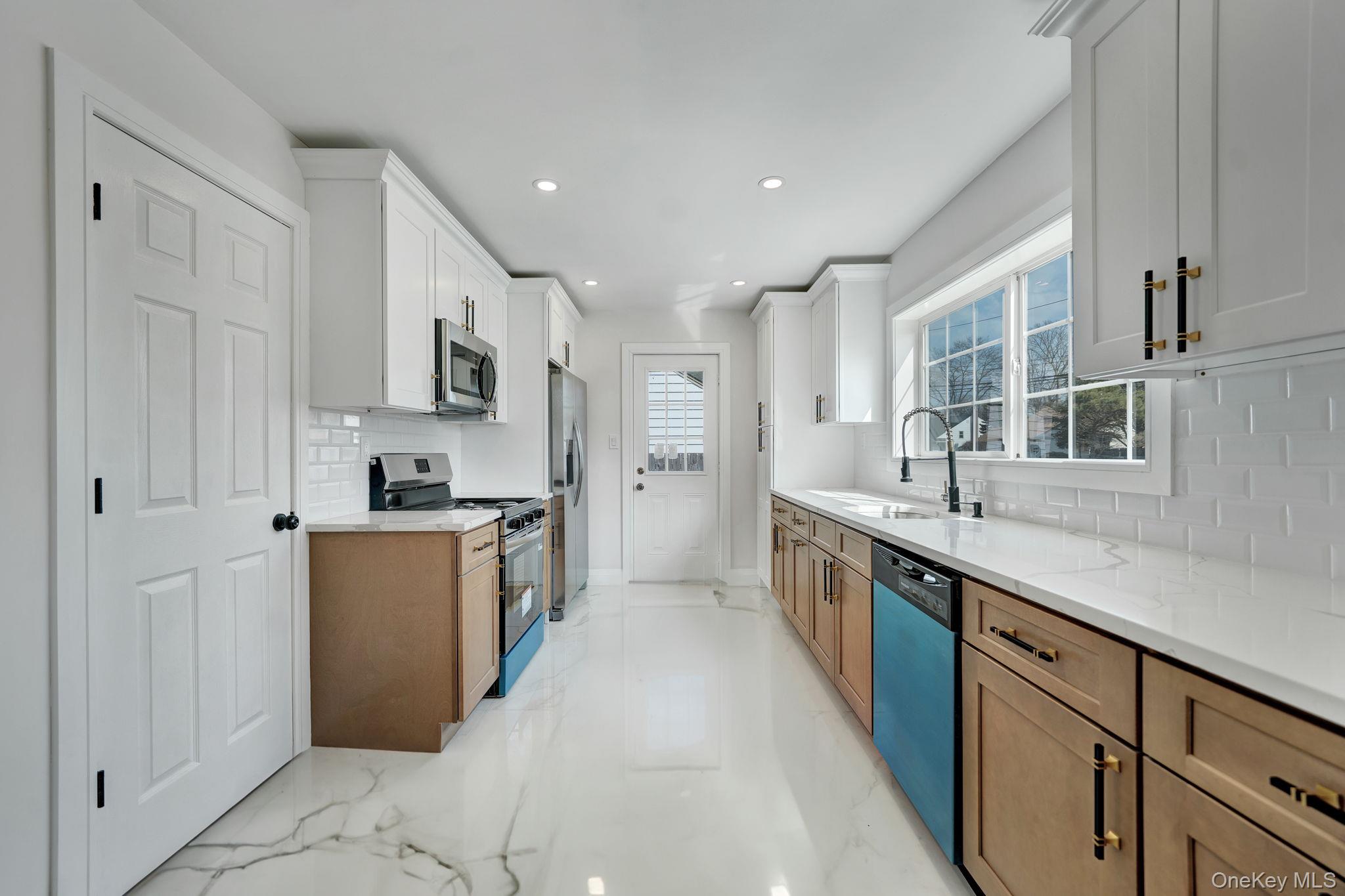 40 Durhamoc Lane, North Babylon, NY 11703