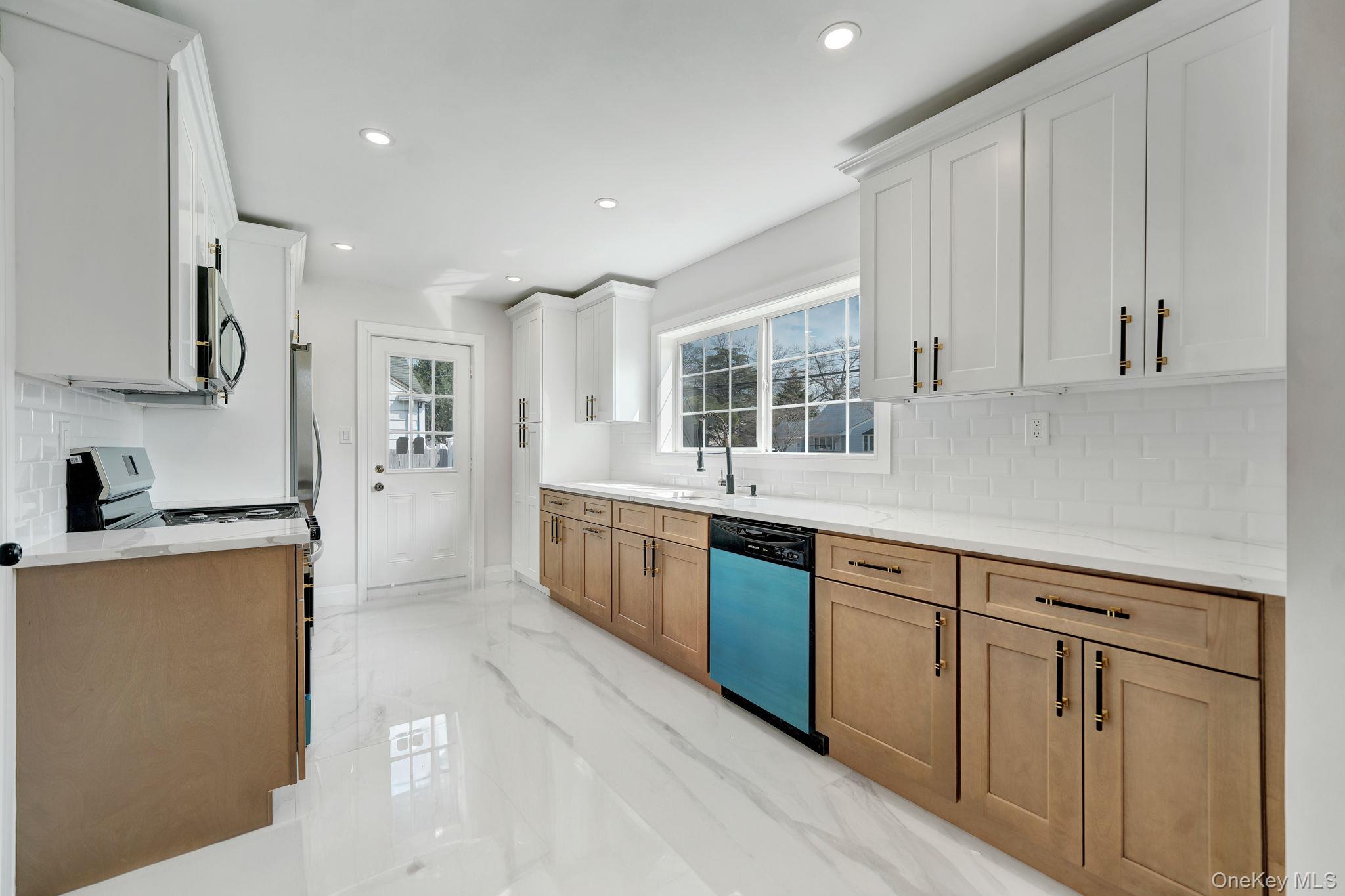 40 Durhamoc Lane, North Babylon, NY 11703