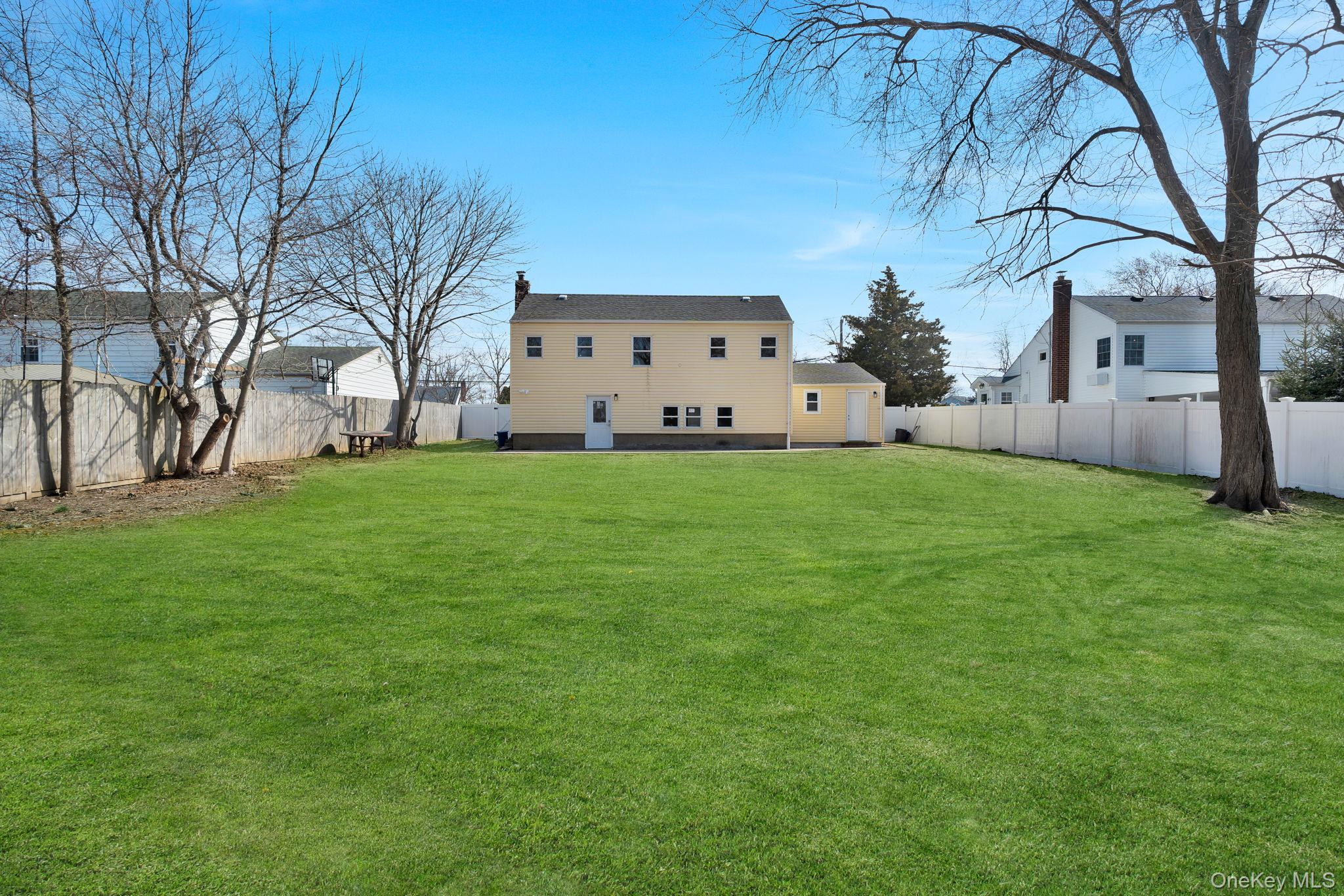 40 Durhamoc Lane, North Babylon, NY 11703