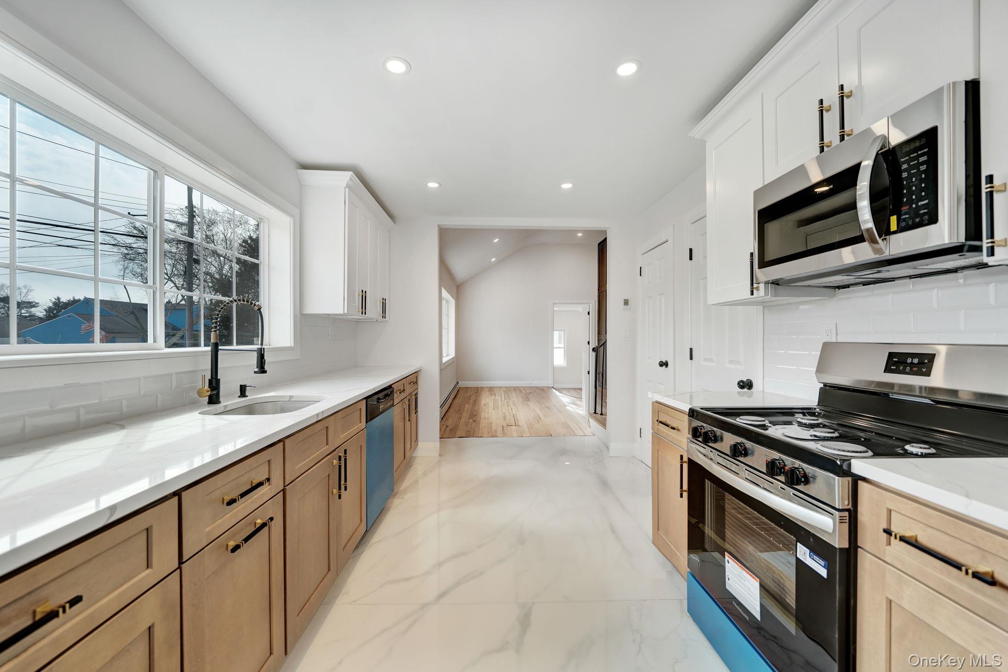 40 Durhamoc Lane, North Babylon, NY 11703