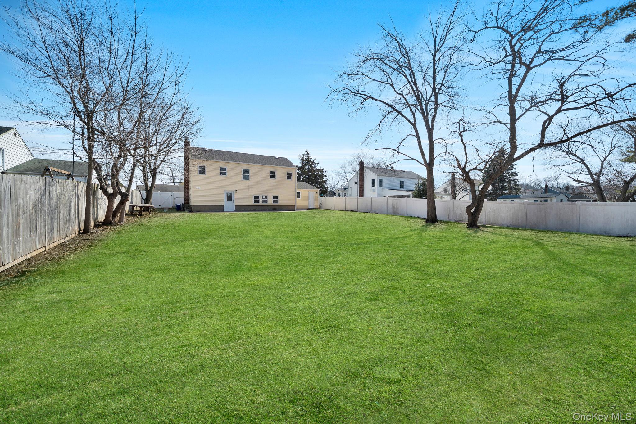 40 Durhamoc Lane, North Babylon, NY 11703