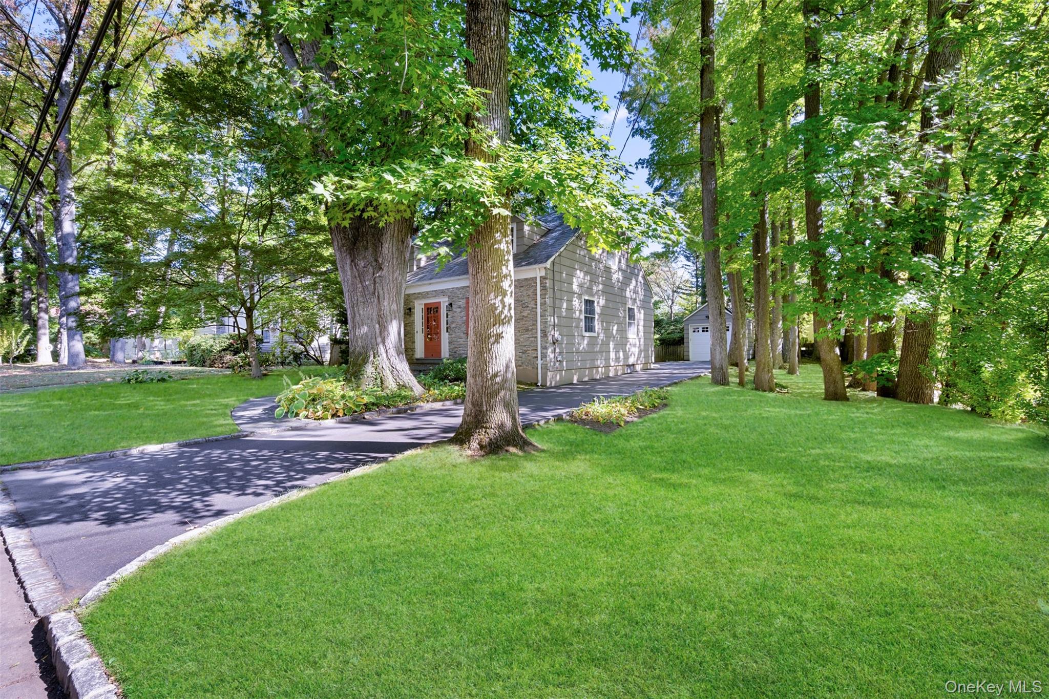 31 Bellingham Lane, Great Neck, NY 11023