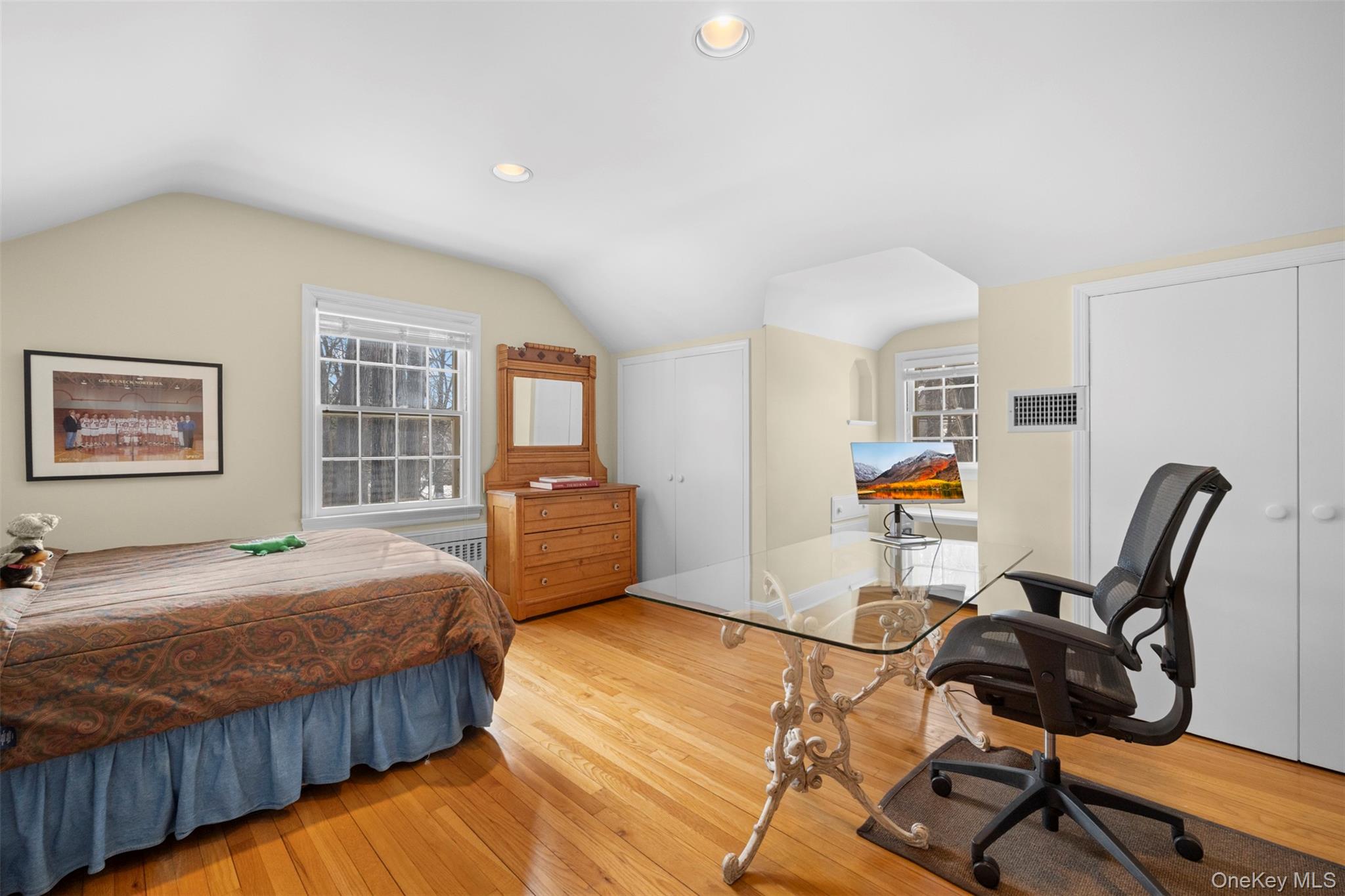 31 Bellingham Lane, Great Neck, NY 11023