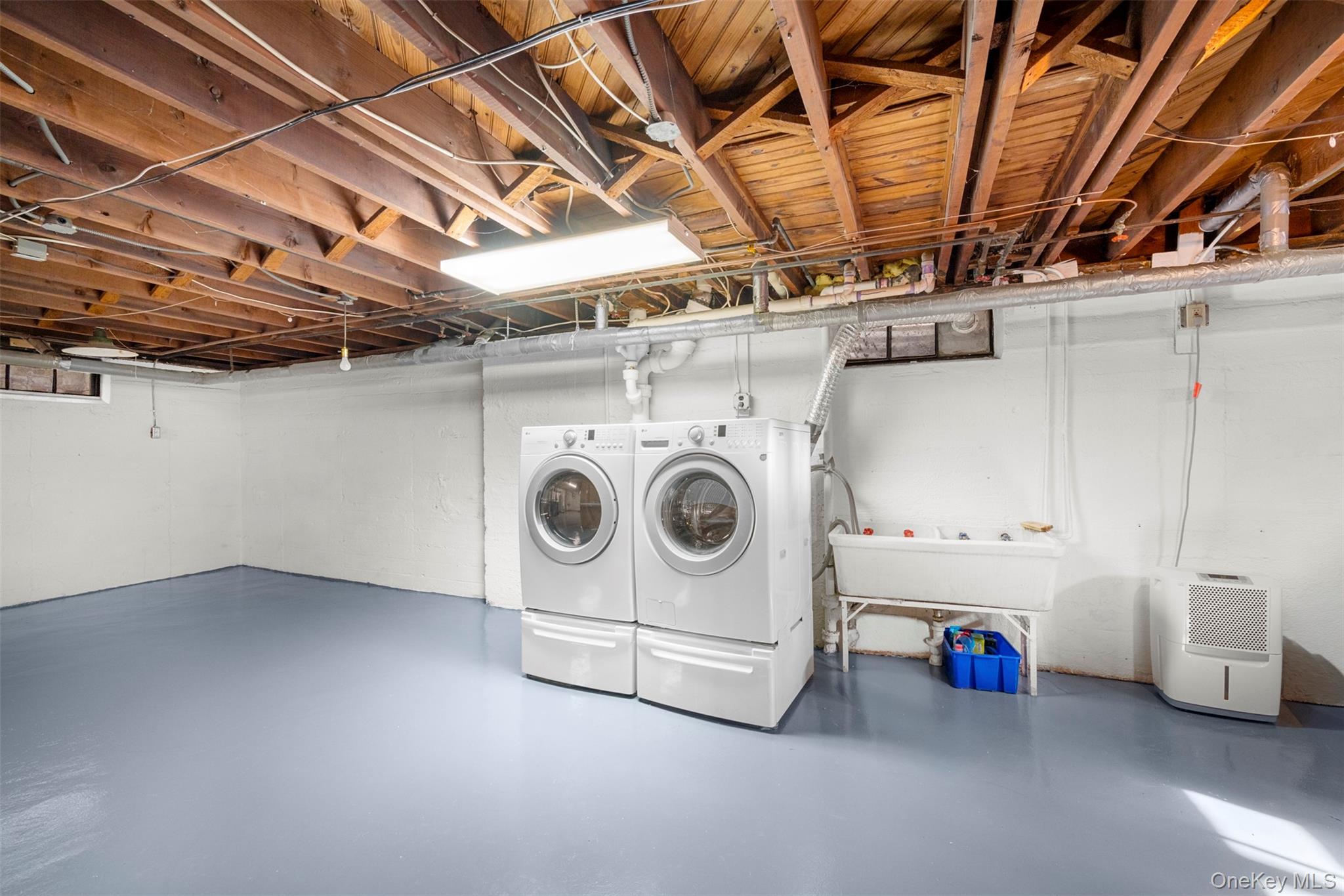 31 Bellingham Lane, Great Neck, NY 11023