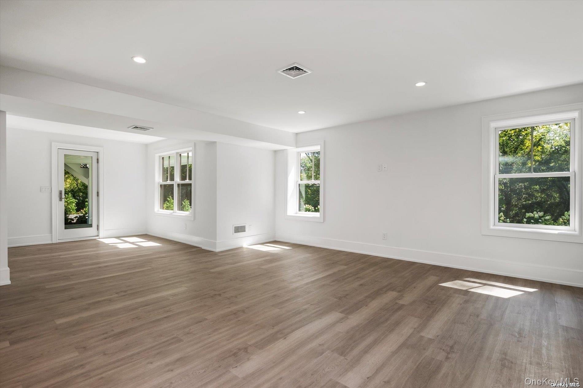 40 Hewlett Lane, Port Washington, NY 11050