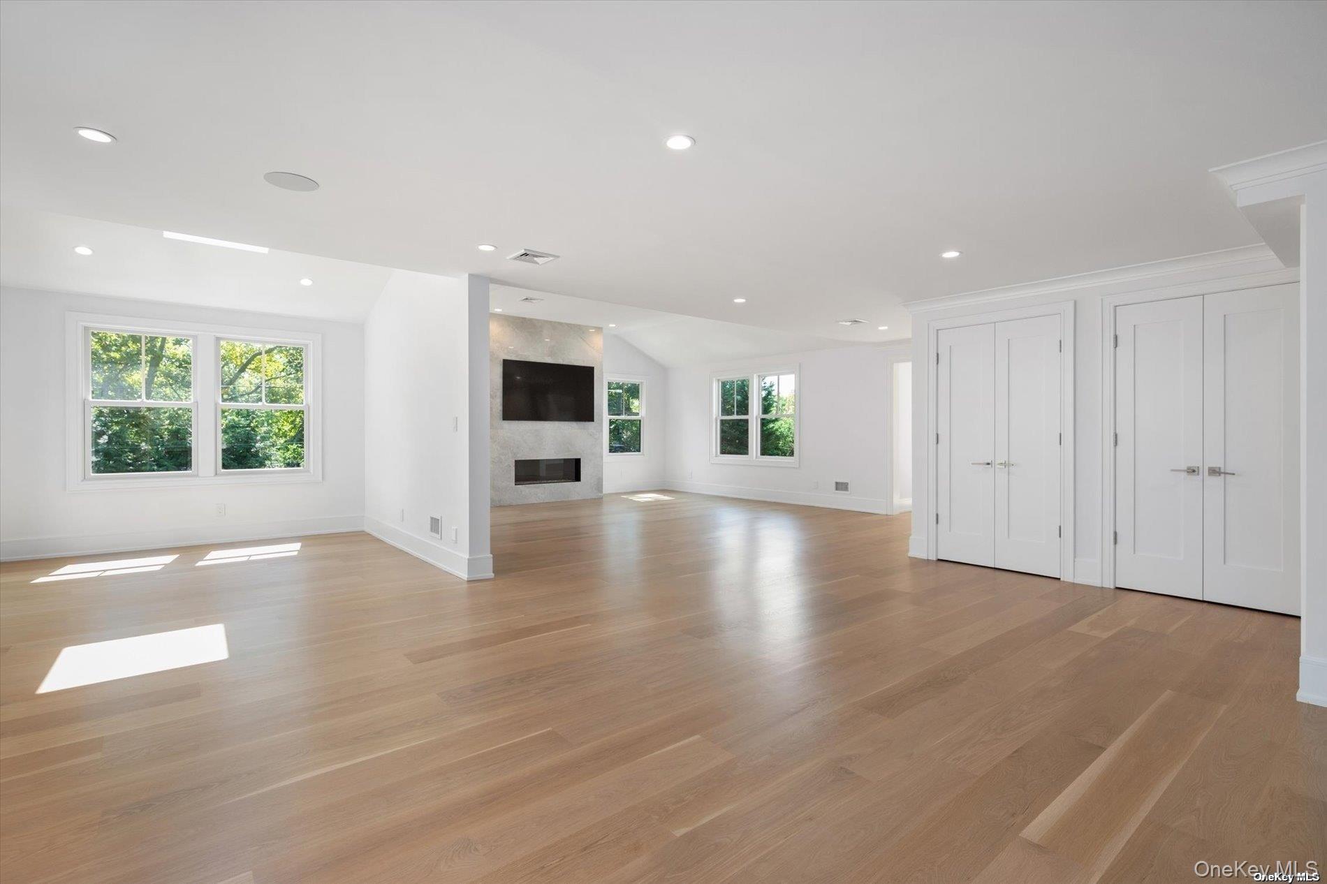 40 Hewlett Lane, Port Washington, NY 11050